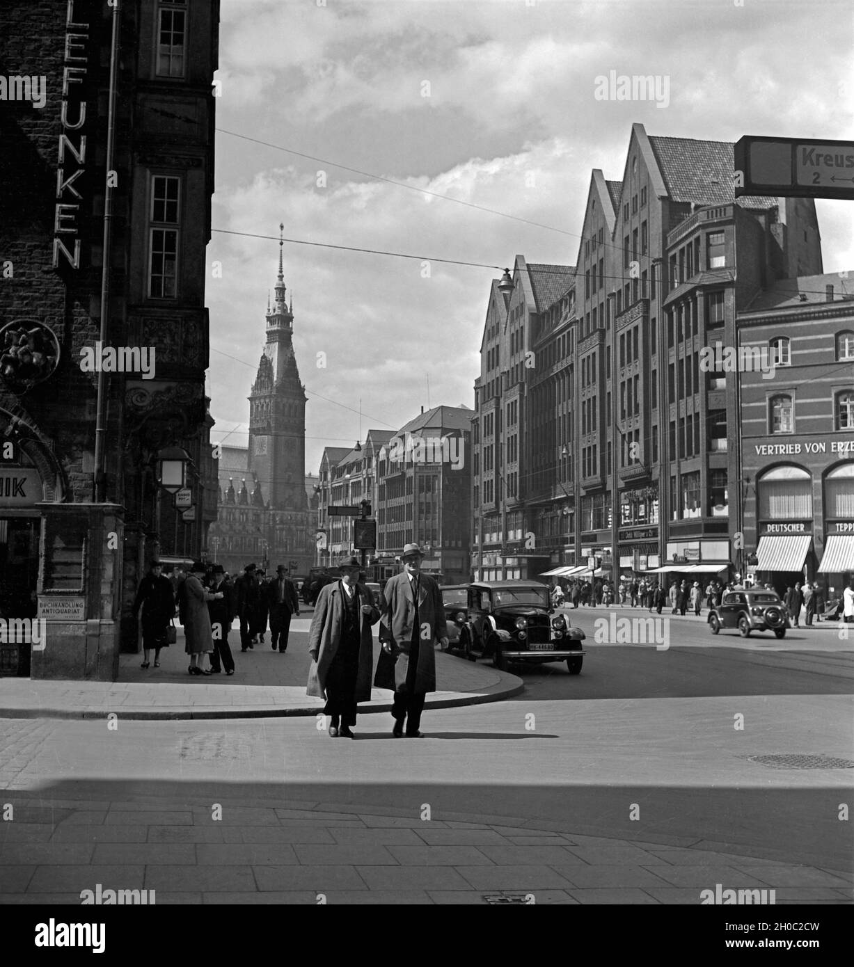 Die Mönckebergstraße mit Blick auf das Rathaus in Hamburg mit Passanten und Autos, Deutschland 1930er Jahre. La Moenckebergstrasse con vista sul municipio di Amburgo e passanti e automobili, Germania anni trenta. Foto Stock