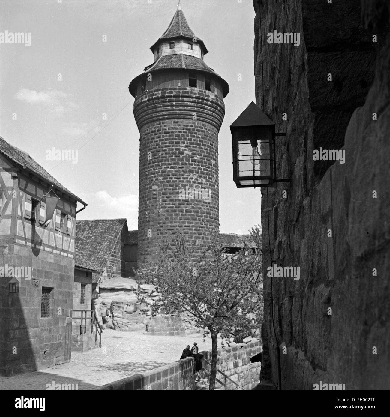 Blick auf den Vestnerturm am Vestnertor an der Burg in Nürnberg, Deutschland 1930er Jahre. Vista Vestnerturm tower presso il castello di Norimberga, Germania 1930s. Foto Stock