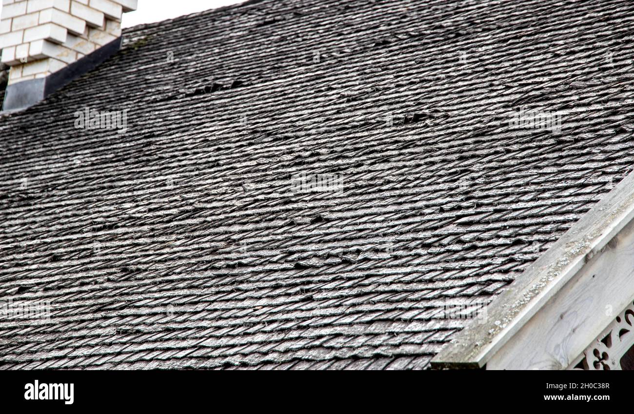 tetto di ghiaia. Vecchio metodo di fare tetti da legno, sfondo. Spazio di copia per il testo Foto Stock
