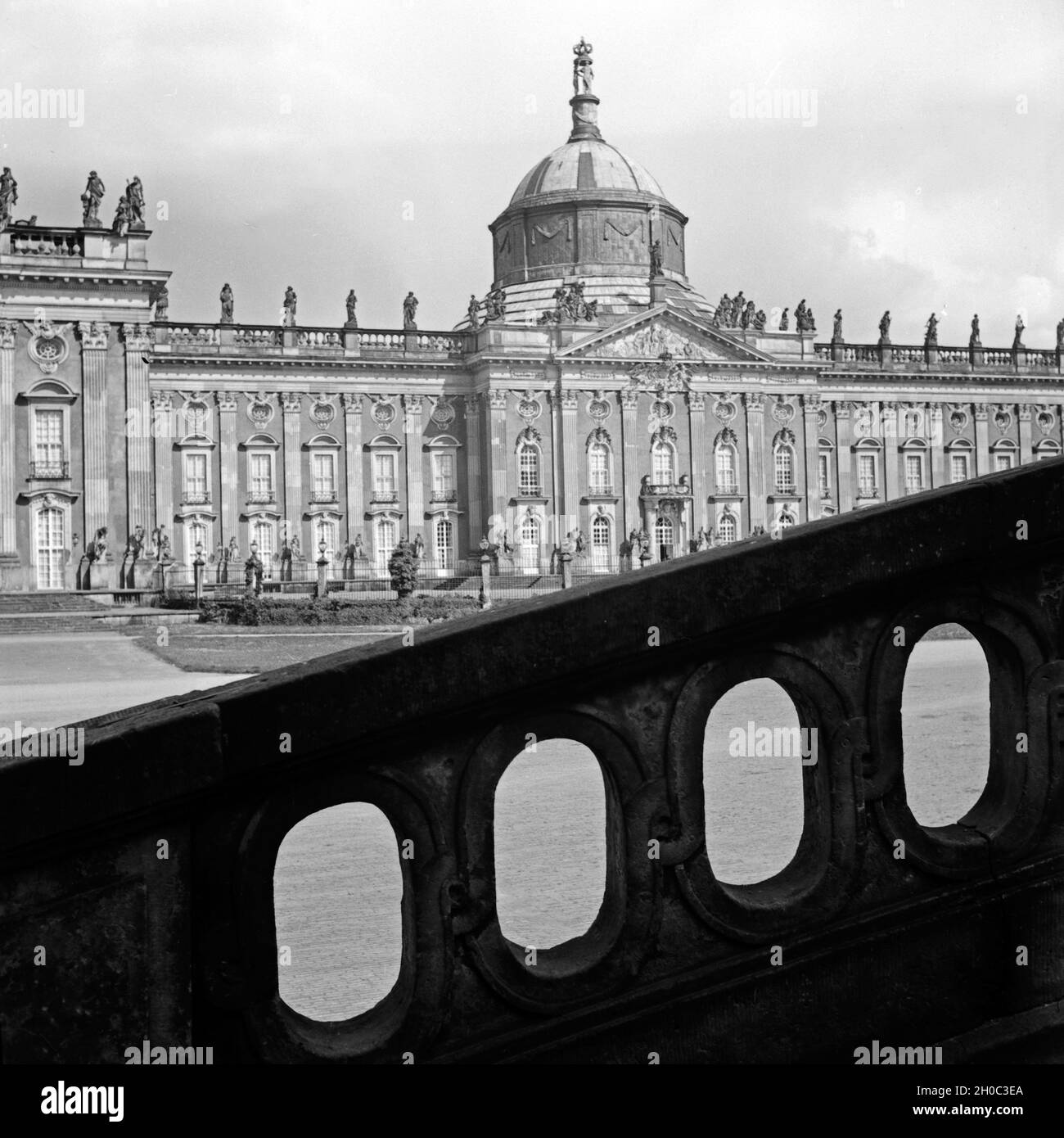 Blick auf das Neue Palais a Potsdam, Deutschland 1930 Jahre. Vista sul nuovo Palazzo a Potsdam, Germania anni trenta. Foto Stock