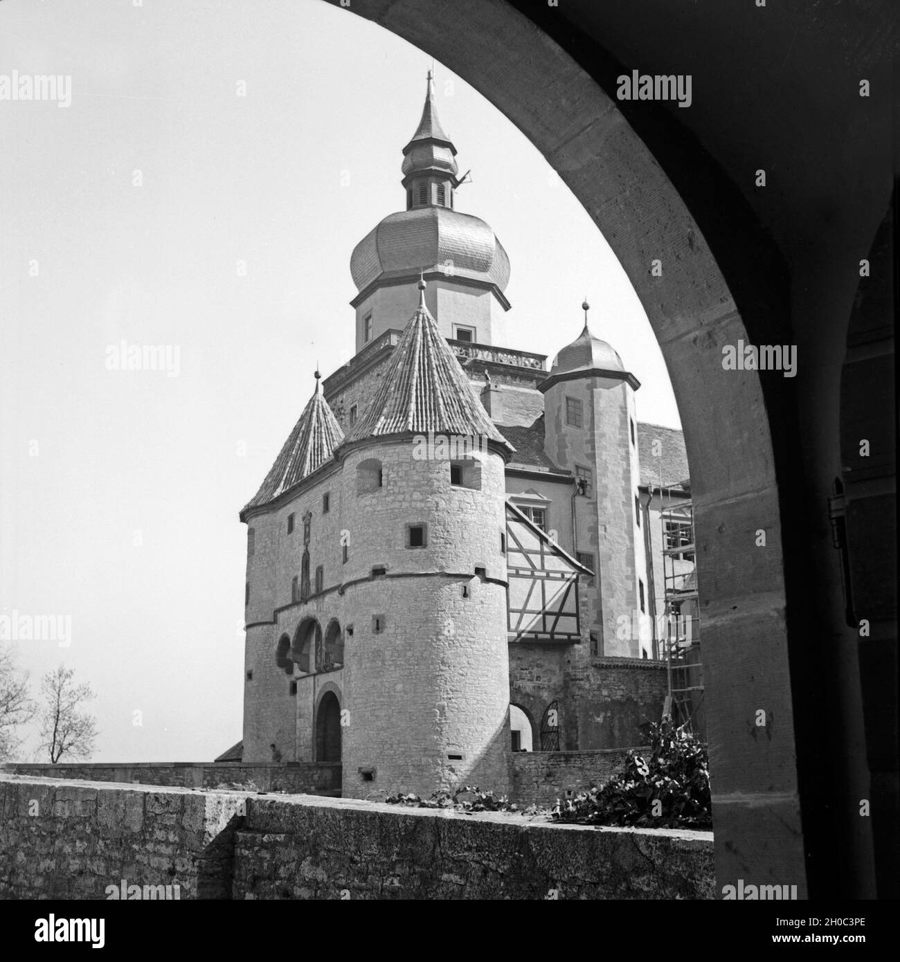 Das Scherenbergtor als Eingang zur Festung Marienberg a Würzburg, Deutschland 1930er Jahre. Scherenbergtor gate è l'ingresso alla fortezza di Marienberg a Würzburg, Germania 1930s. Foto Stock
