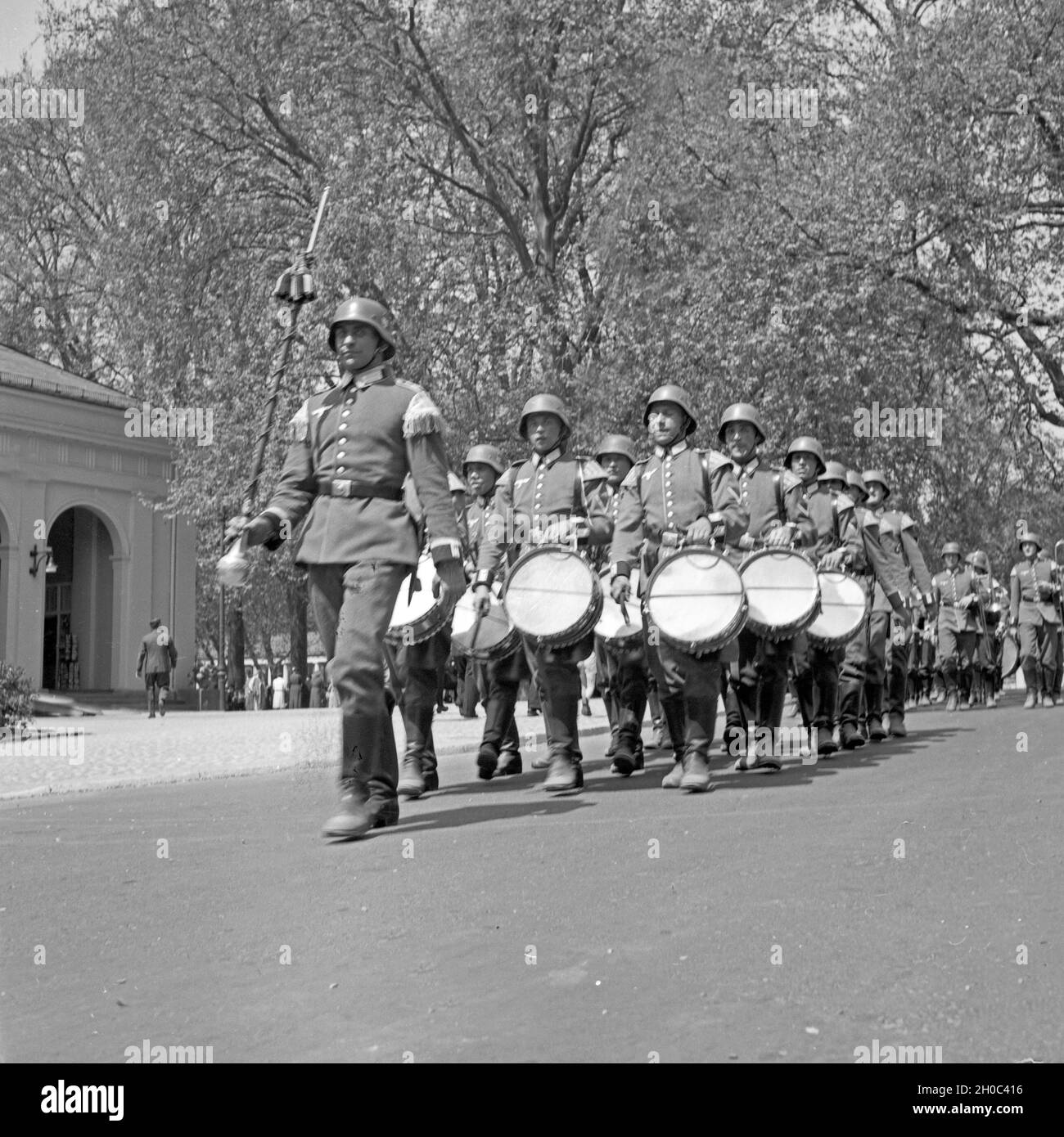 Ein Musikzug zieht im Kurpark von Wiesbaden auf, Deutschland 1930er Jahre. Una Marching Band presso il giardino spa a Wiesbaden, Germania 1930s. Foto Stock