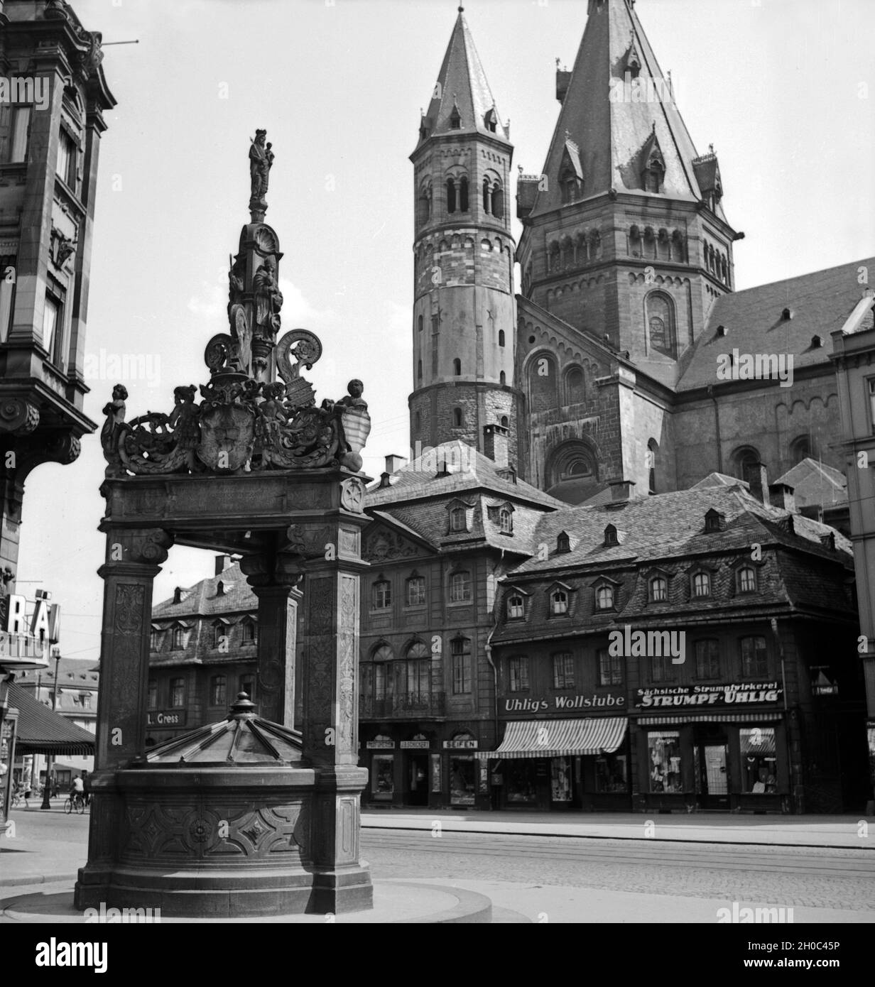 Der Hohe Dom zu Mainz mit Marktplatz, Marktbrunnen und Geschäften am Dom, Deutschland 1930er Jahre. Mainz cattedrale con il principale mercato, fontana e negozi, Germania 1930s. Foto Stock