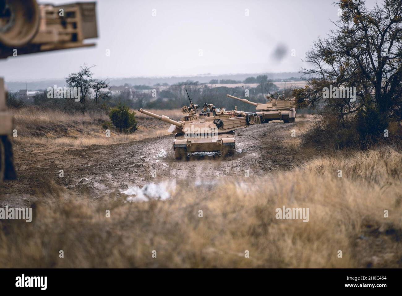 Le petroliere con 1° Battaglione, 12° reggimento Cavalry, 3° Armored Brigade Combat Team, 1° Divisione Cavalry, si preparano ad andare al caldo sulla gamma con i loro recentemente ricevuti M1A2 SEPV3 Abrams Main Battle Tanks per una qualifica di fuoco in diretta da gunnery, Fort Hood, Texas, 22 gennaio 2021. Foto Stock