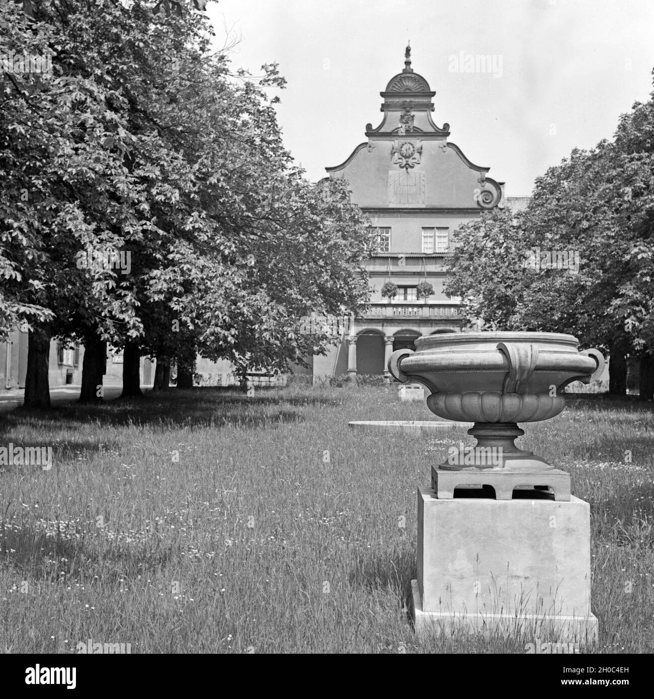 Im Garten vom Jagdschlo Kranichstein im Norden von Darmstadt, Deutschland 1930er Jahre. Nei giardini del casino di caccia Kranichstein nel nord di Darmstadt, Germania 1930s. Foto Stock