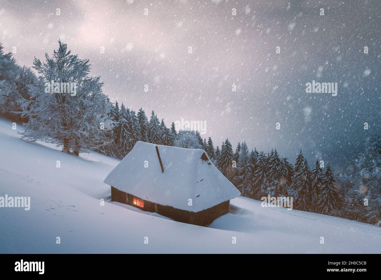 Fantastico paesaggio invernale con casa in legno in montagna innevata. Vacanze di Natale concept Foto Stock