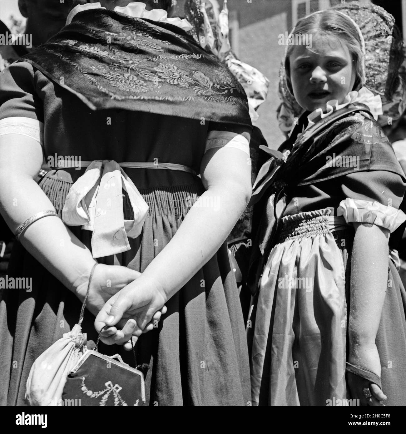 bambina di 5 anni in un abito e scarpe di sua madre Foto stock - Alamy