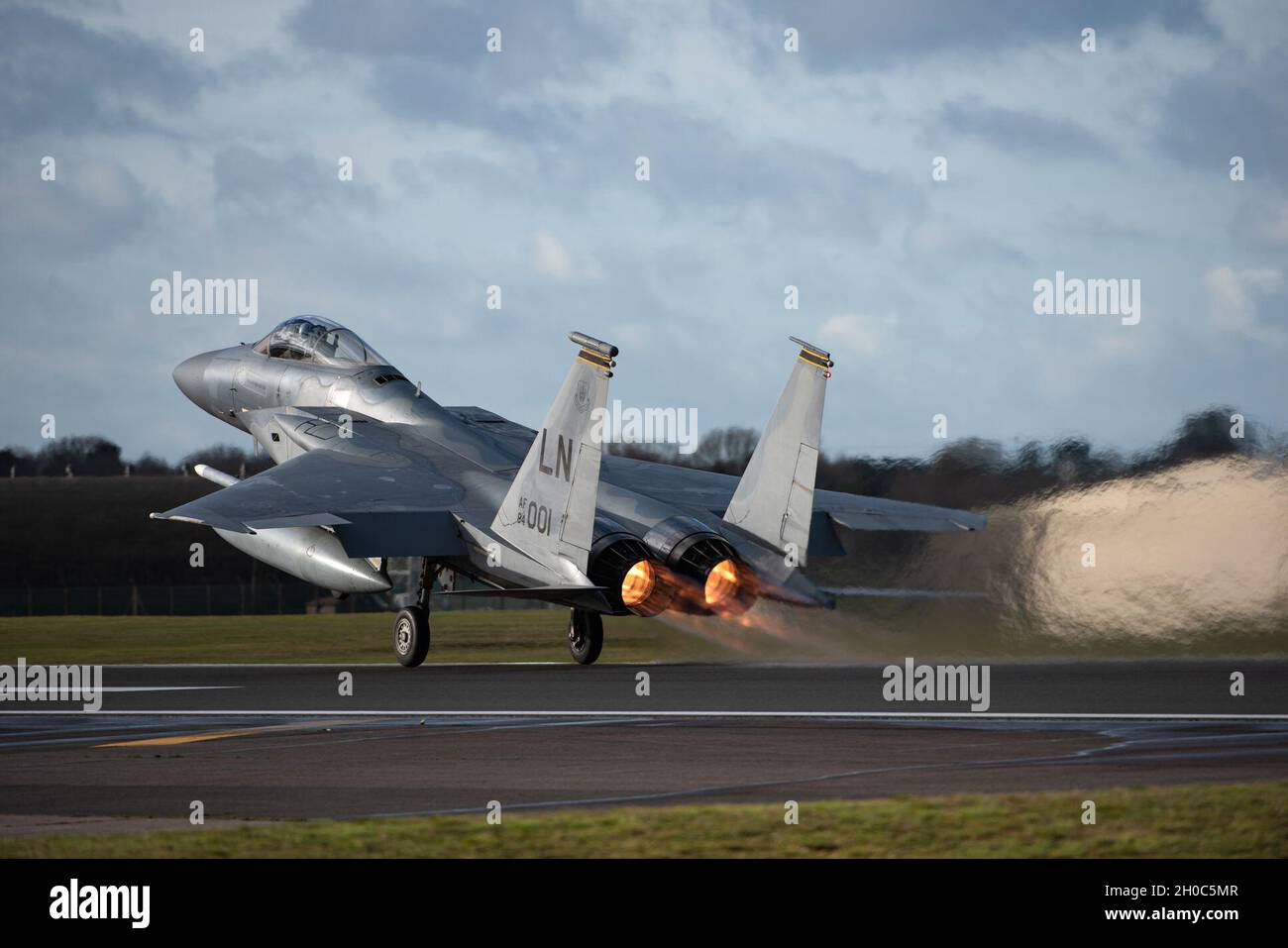 Una F-15C Eagle assegnata al 493esimo Fighter Squadron decollerà alla Royal Air Force Lakenheath, Inghilterra, 21 gennaio 2021. Il personale di bordo e gli Airmen provenienti da campi di carriera non di manutenzione hanno avuto recentemente l'opportunità di mettere in pratica i concetti di Agile Combat Employment, contribuendo al contempo a generare sortie per il 493a FS. Foto Stock