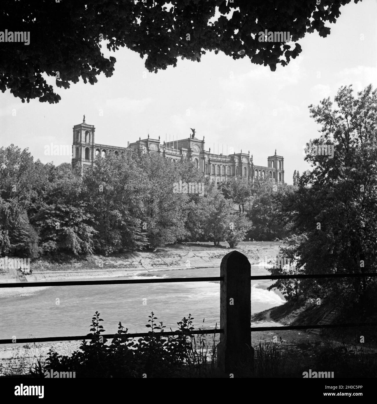 Das Maximilianeum im Stadtteil Haidhausen in München, Deutschland 1930er Jahre. Il sontuoso edificio Maximilianeum a Monaco di Baviera, Germania 1930s. Foto Stock