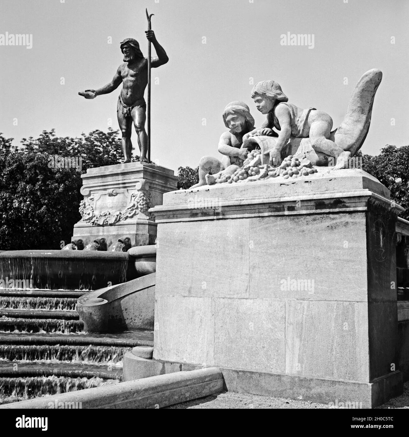 Der Vater Rhein Brunnen auf der Museumsinsel nördlich der Ludwigsbrücke in München, Deutschland 1930er Jahre. Il personalizzato sul fiume Reno come una scultura del Vater Rhein fontana a Monaco di Baviera, Germania 1930s. Foto Stock