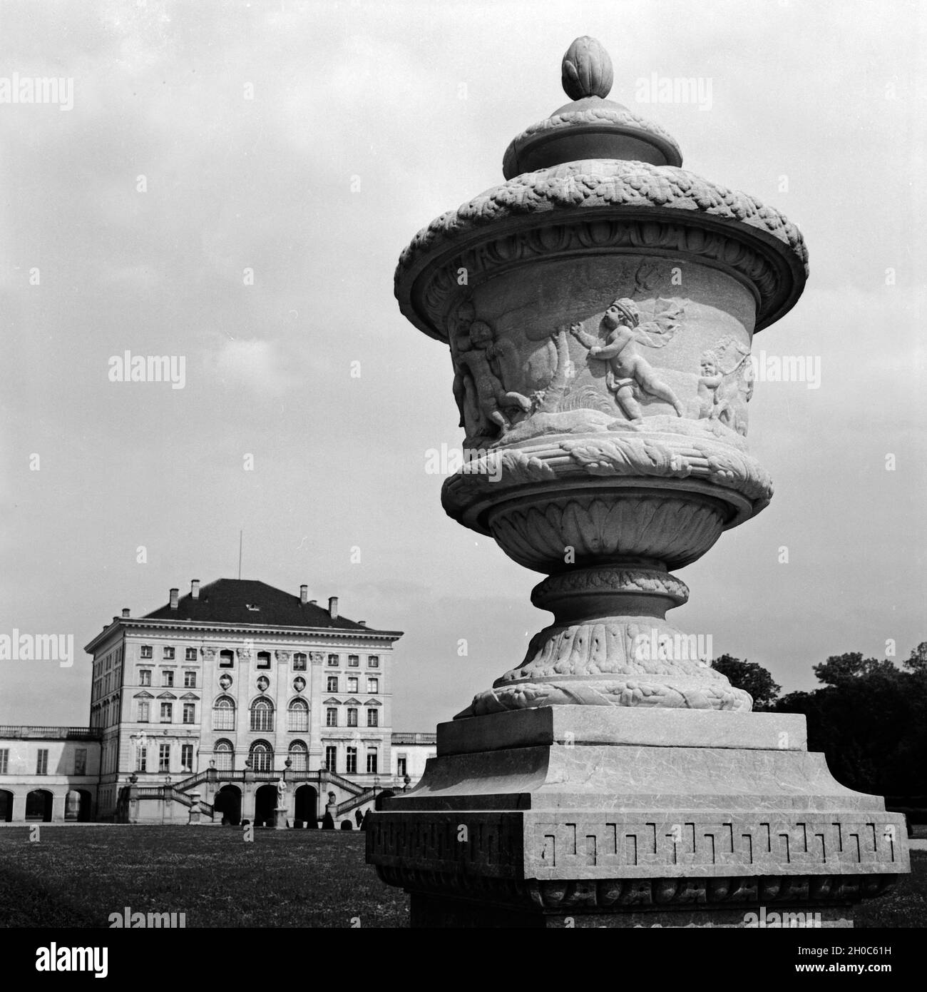 Im Schloßpark vom Nymphenburg im Westen von München, Deutschland 1930er Jahre. Presso il parco del castello di Nymphenburg a ovest di Monaco di Baviera, Germania 1930s. Foto Stock