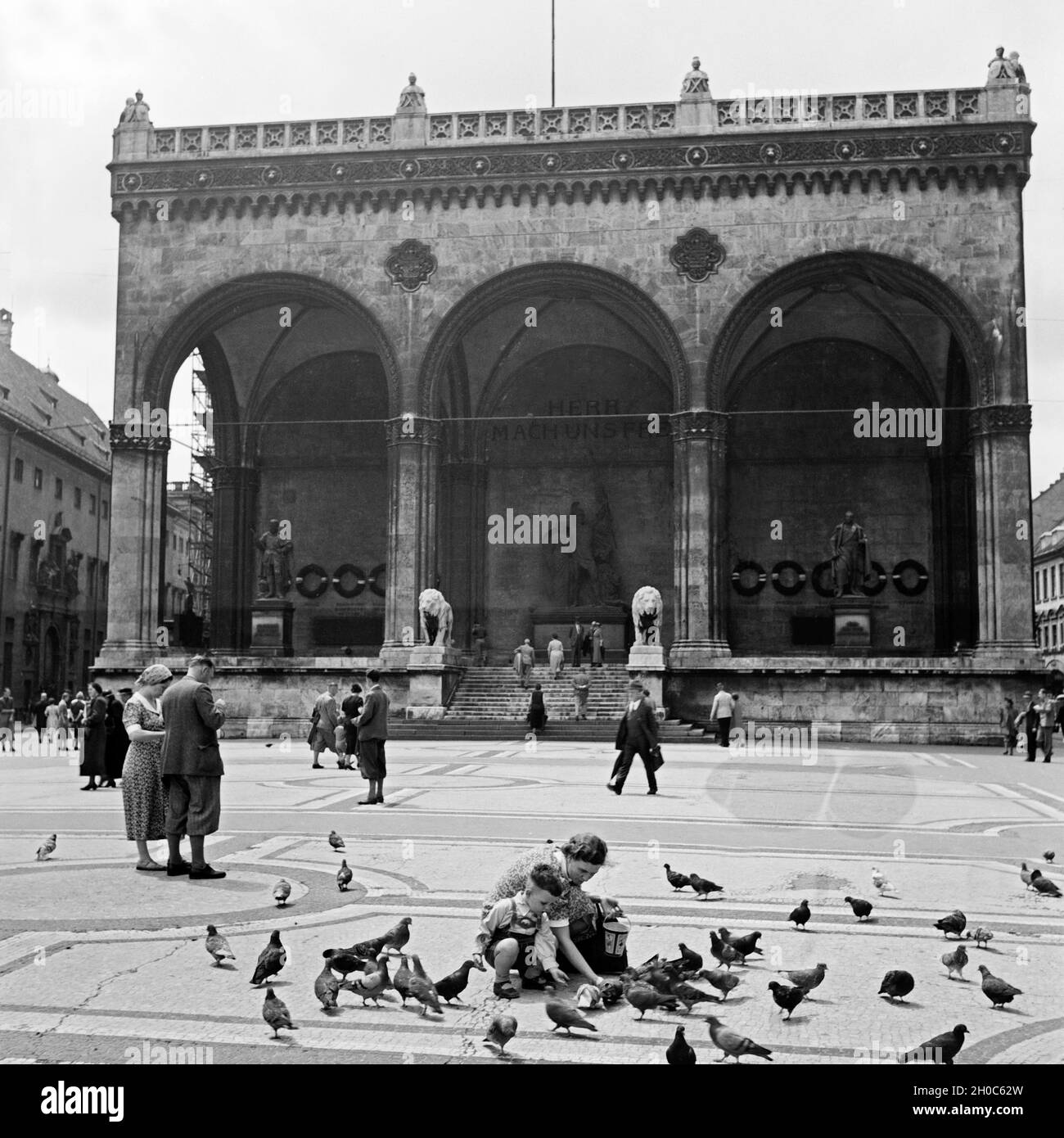 Die Feldherrnhalle auf dem Odeonsplatz in München, Deutschland 1930er Jahre. Sala Feldherrhalle sull'Odeonsplatz square a Monaco di Baviera, Germania 1930s. Foto Stock