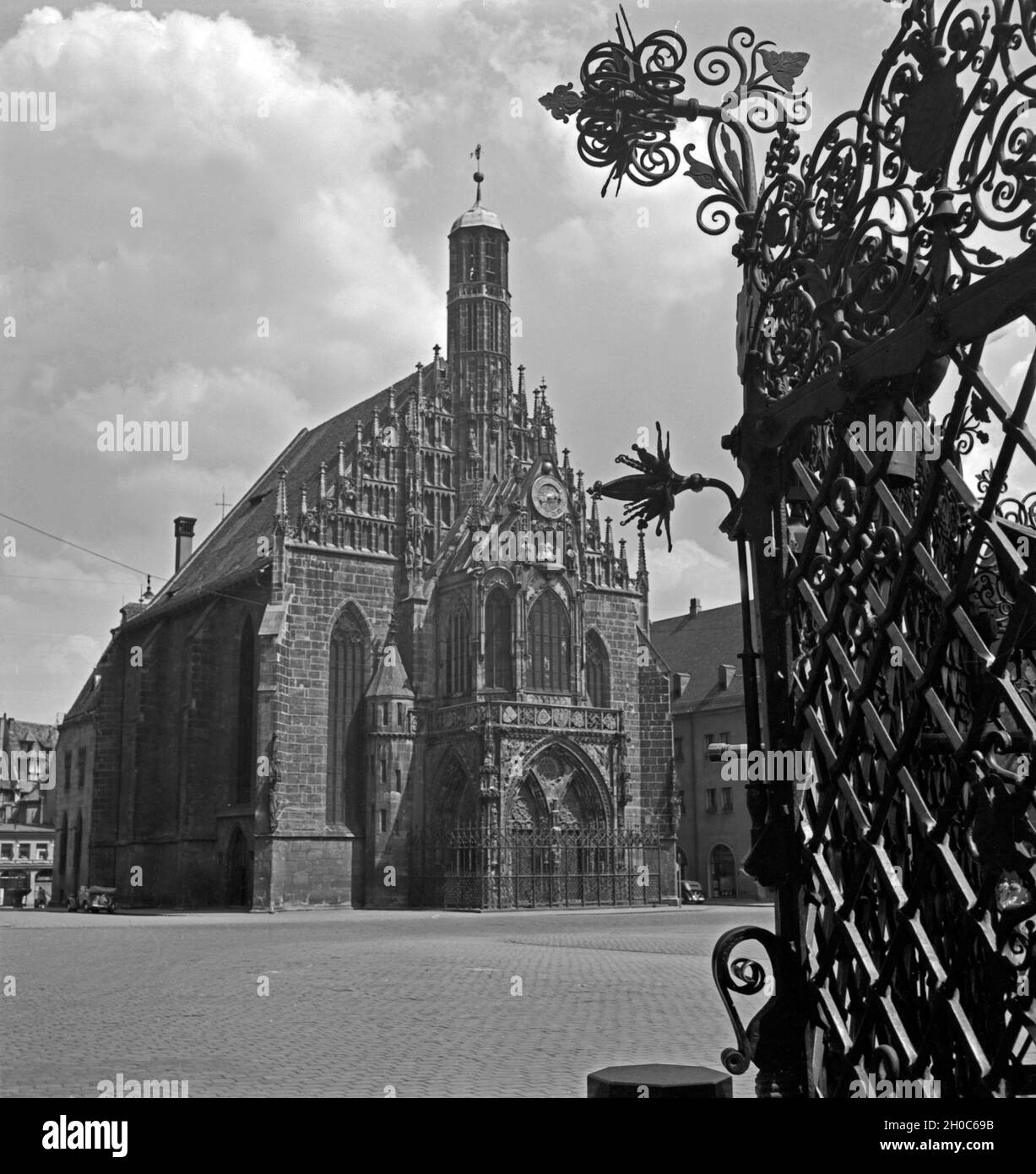 Die Frauenkirche in der Altstadt von Nürnberg, Deutschland 1930er Jahre. La chiesa di Nostra Signora a Norimberga, Germania 1930s. Foto Stock