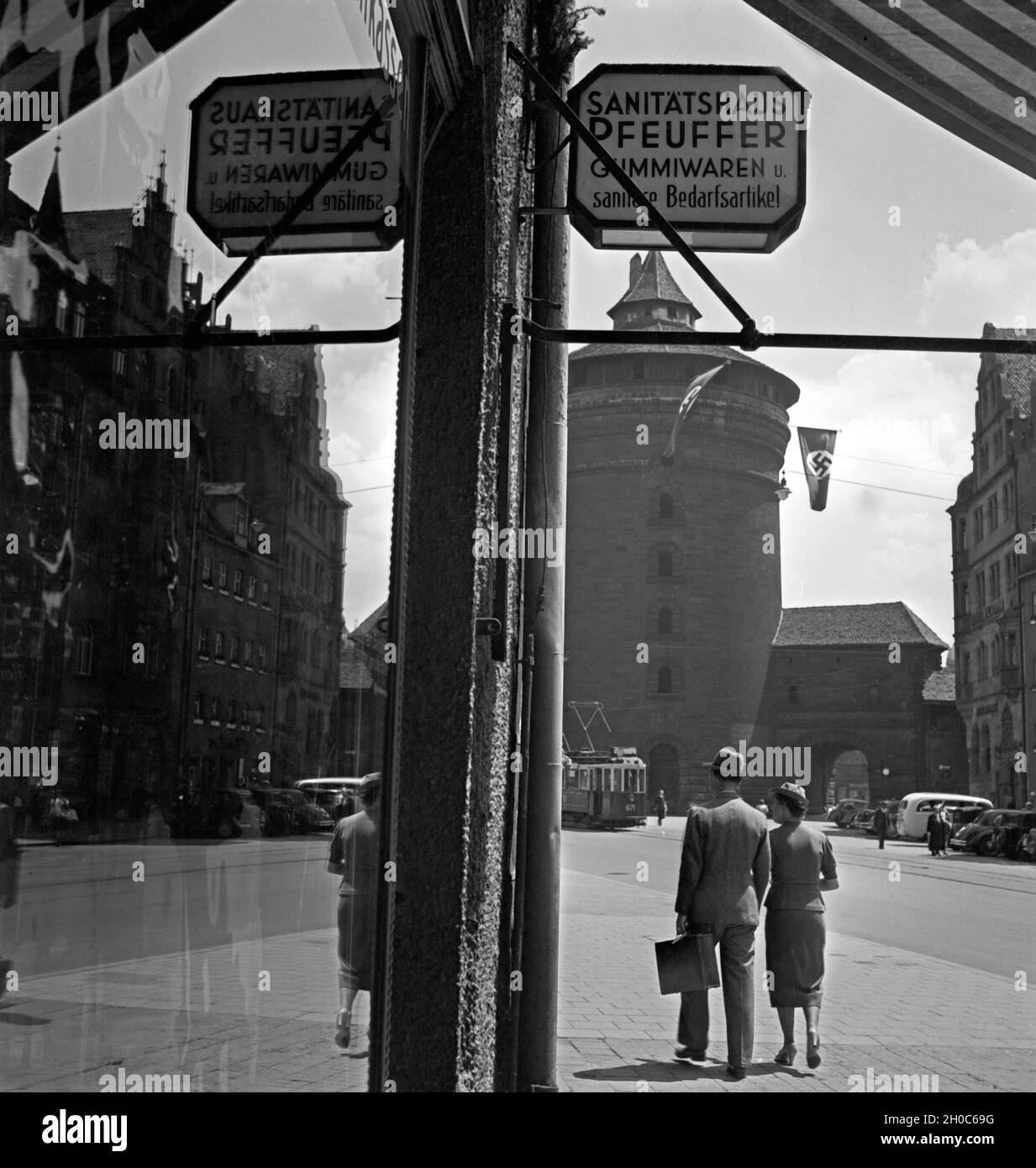 Passanten flanieren nahe des Spittlerturmes in der Altstadt von Nürnberg, Deutschland 1930er Jahre. Persone passeggiando per la città vecchia di Norimberga vicino alla torre Spittlerturm, Germania 1930s. Foto Stock