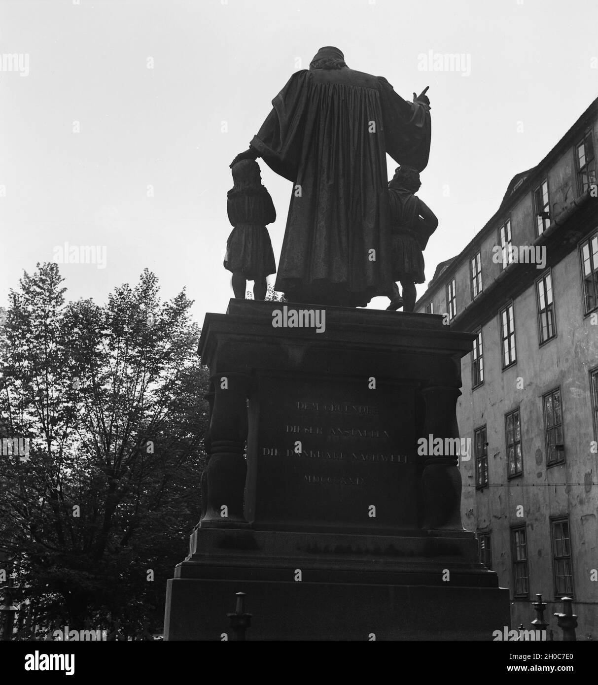 Denkmal für August Hermann Francke, Gründer der Franckeschen Stiftungen a Halle an der Saale, Deutschland 1930er Jahre. Un monumento di August Hermann Francke, iniziatore della fondazione Francke a Halle, Germania 1930s. Foto Stock