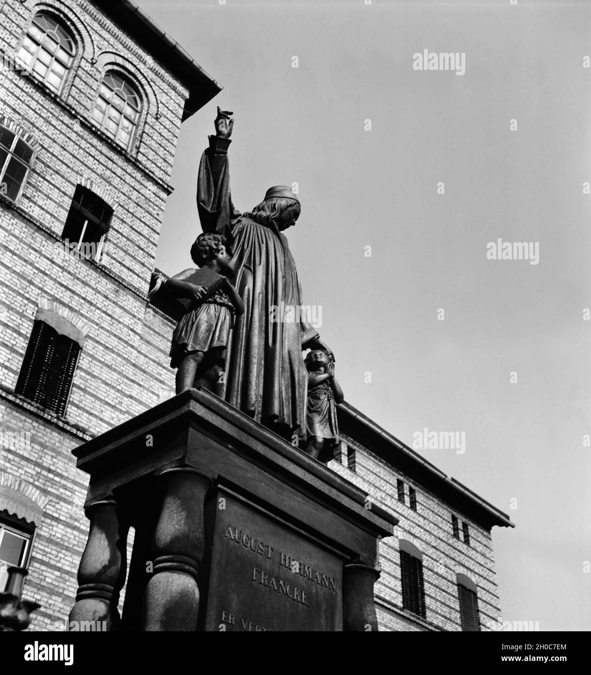 Denkmal für August Hermann Francke, Gründer der Franckeschen Stiftungen a Halle an der Saale, Deutschland 1930er Jahre. Un monumento di August Hermann Francke, iniziatore della fondazione Francke a Halle, Germania 1930s. Foto Stock