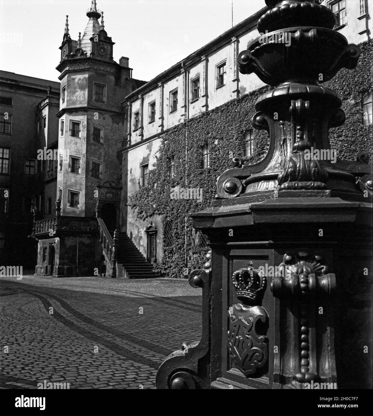 Im Innenhof vom Schlo´in Dessau, Deutschland 1930 Jahre. Al cortile del castello a Dessau, Germania anni trenta. Foto Stock