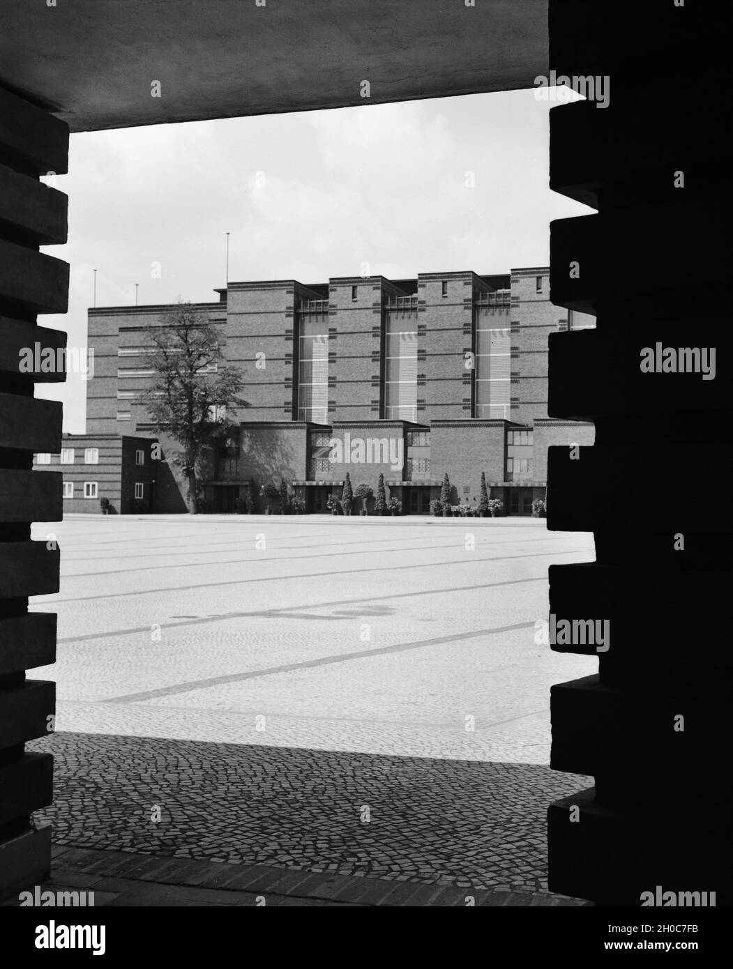 Blick auf die Ausstellungshallen a Magdeburgo, Deutschland 1930er Jahre. Vista la Magdeburg sale espositive, Germania 1930s. Foto Stock