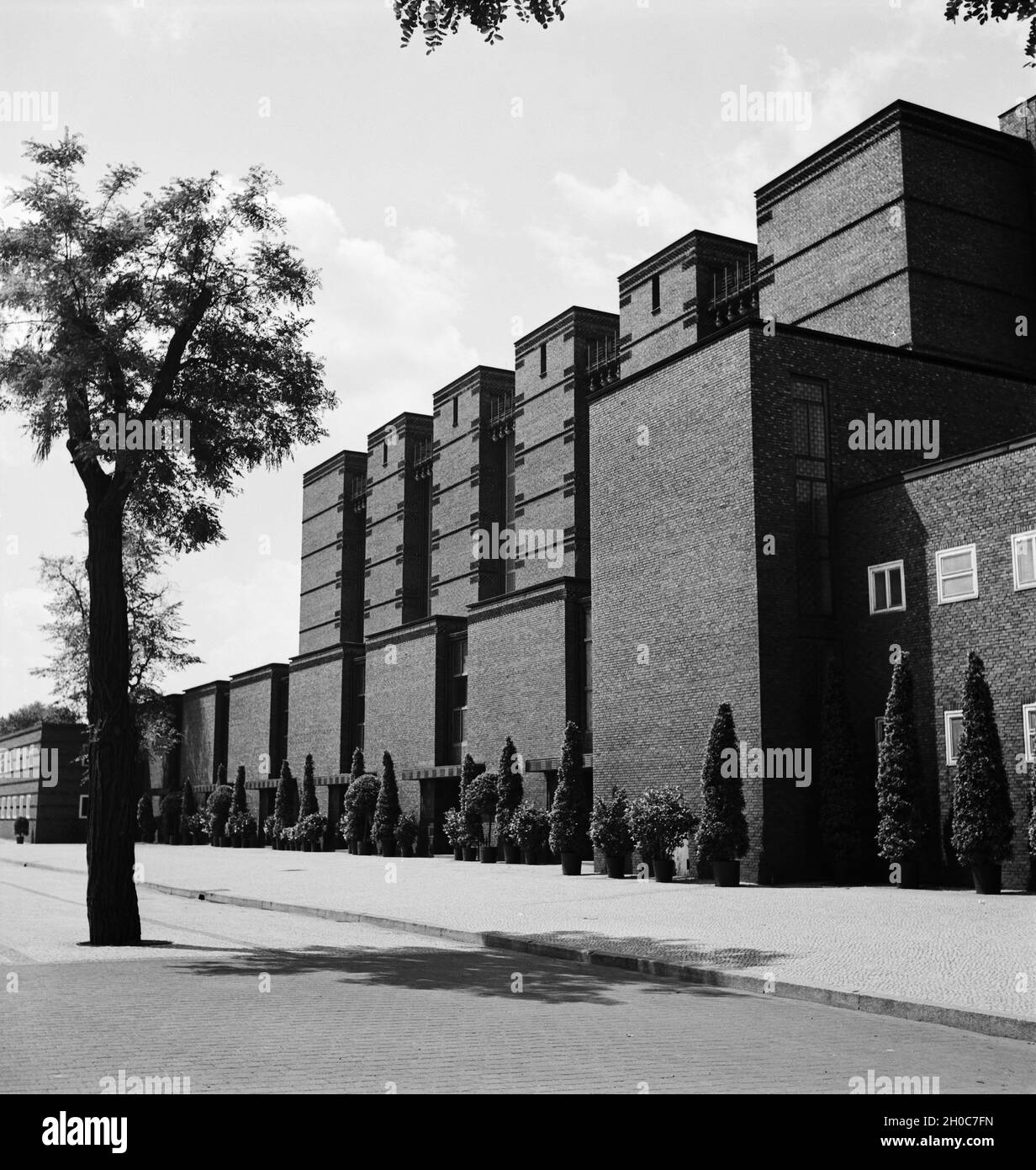 Blick auf die Ausstellungshallen a Magdeburgo, Deutschland 1930er Jahre. Vista la Magdeburg sale espositive, Germania 1930s. Foto Stock
