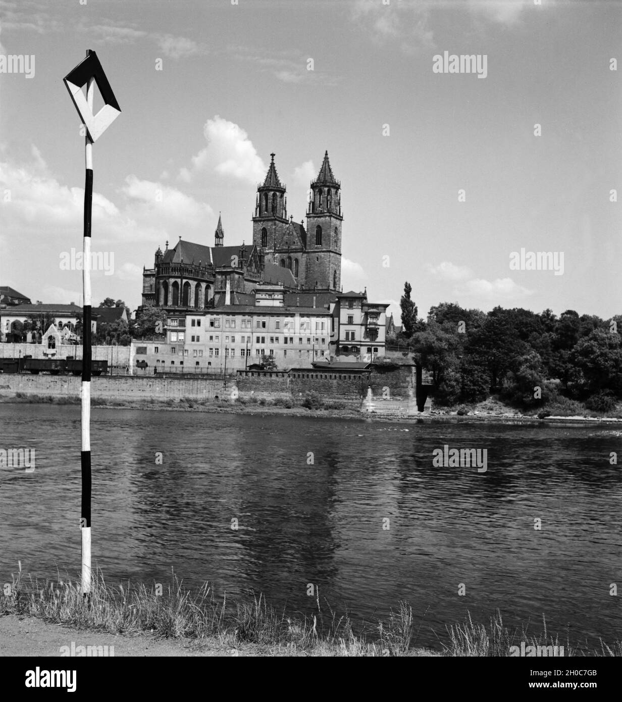 Die Elbe und der Dom von Magdeburg, Deutschland 1930er Jahre. Sul fiume Elba e Cattedrale di Magdeburgo, Germania 1930s. Foto Stock