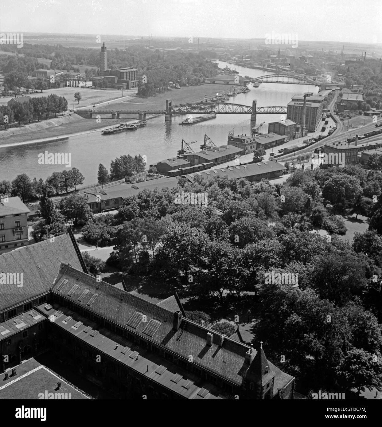Blick vom Dom zu Magdeburg auf die Elbe in Richtung Süden, Deutschland 1930er Jahre. Vista verso sud dal campanile della cattedrale di Magdeburgo, Germania 1930s. Foto Stock