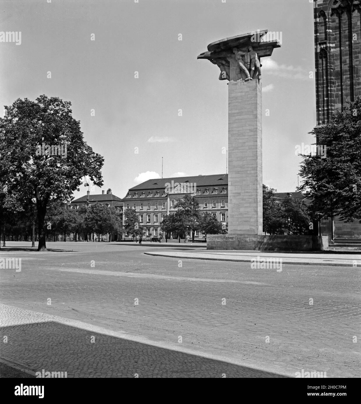 Das SA Ehrenmal direkt am Dom von Magdeburg, Deutschland 1930er Jahre. SA Nazi memorial accanto alla Cattedrale di Magdeburgo, Germania 1930s. Foto Stock