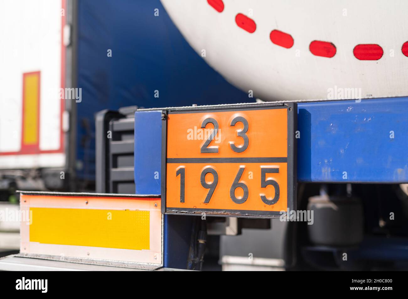 Cartello arancione di avvertenza per merci pericolose , qui 23 per gas infiammabile e 1965 per gas idrocarburico, miscele, liquefatti, N.O.S. Foto Stock
