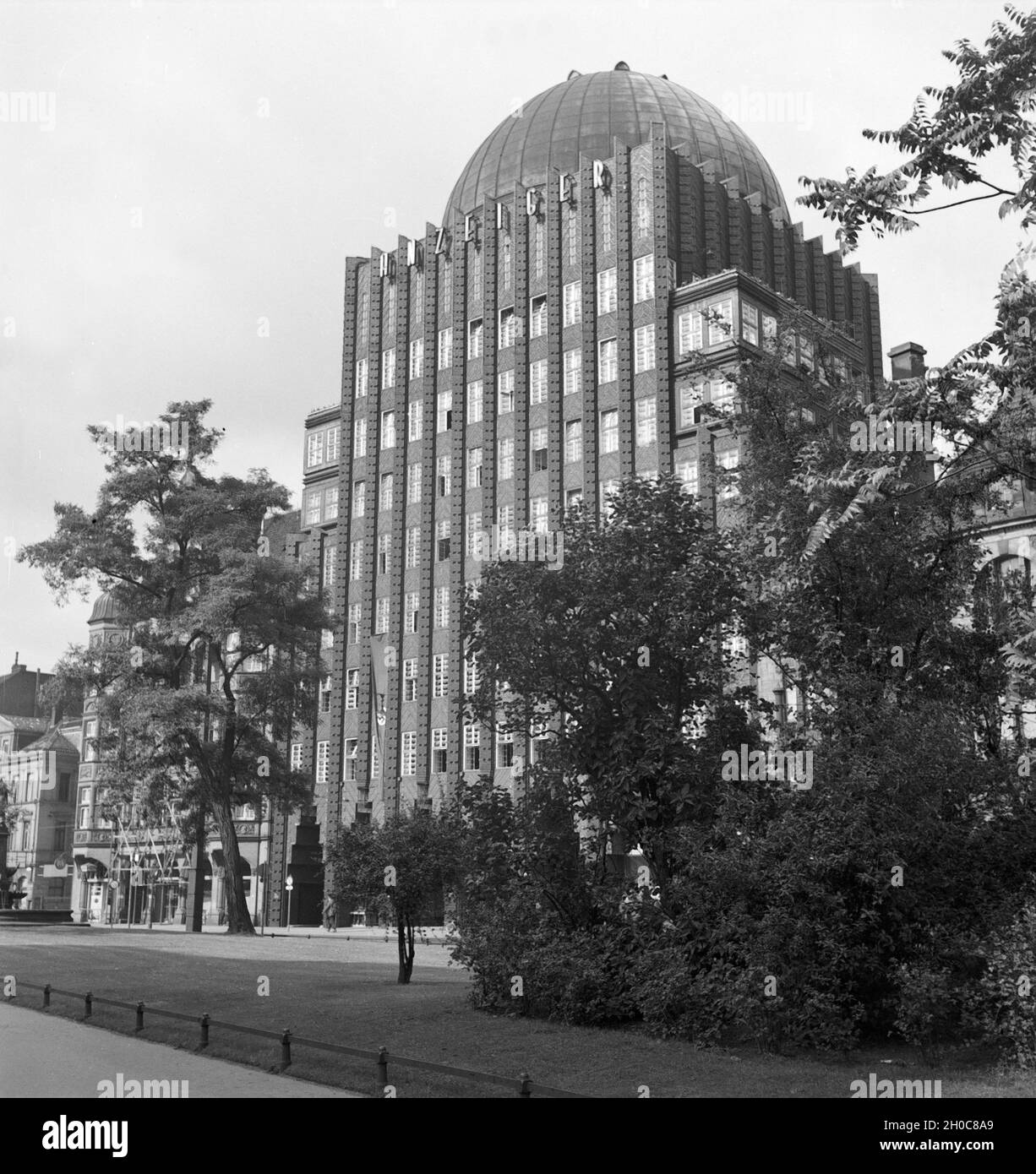 Das Anzeiger Hochhaus am Steintorplatz in Hannover, Deutschland 1930er Jahre. Il Anzeiger Hochhaus alto luogo ad Hannover, Germania 1930s. Foto Stock