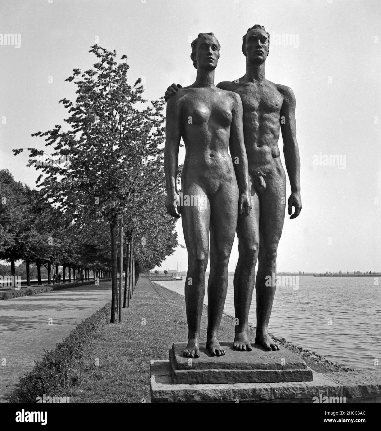 Die Skulptur 'Paar' des Bildhauers Georg Kolbe a Hannover, Deutschland 1930er Jahre. La scultura "coppia" dell'artista Georg Kolbe a Hannover, Germania 1930s. Foto Stock