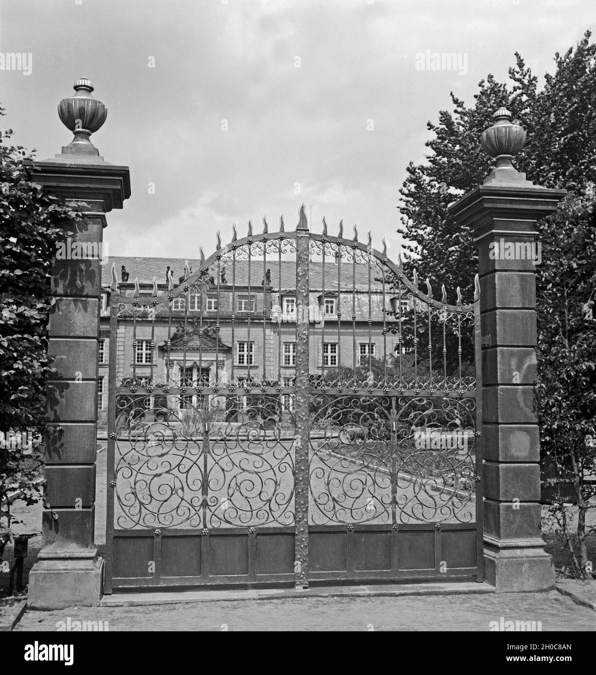 Das schwere Tor zum Schloß Herrenhausen bei Hannover, Deutschland 1930er Jahre. Il cancello di castello Herrenhausen vicino Hannover, Germania 1930s. Foto Stock