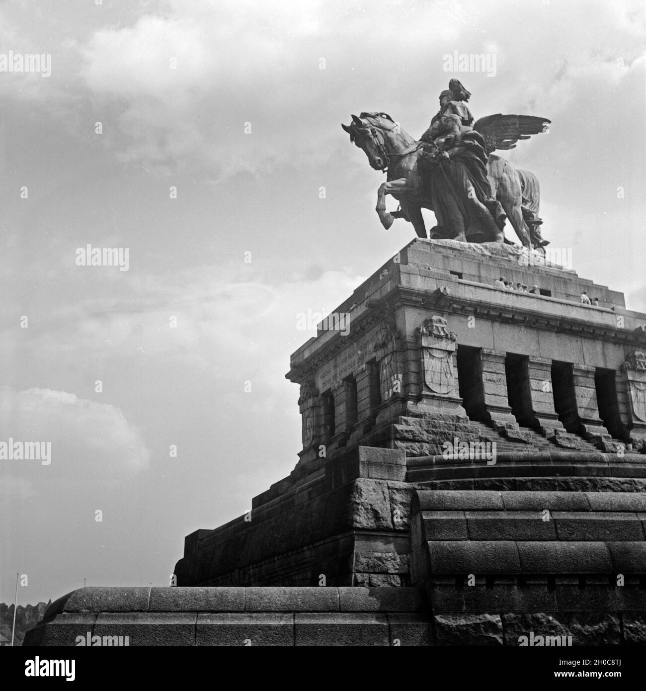 Das Kaiser Wilhelm Denkmal am Deutschen Eck di Coblenza, Deutschland 1930er Jahre. Un monumento di imperatore Wilhelm al Deutsches Eck a Koblenz, Germania 1930s. Foto Stock