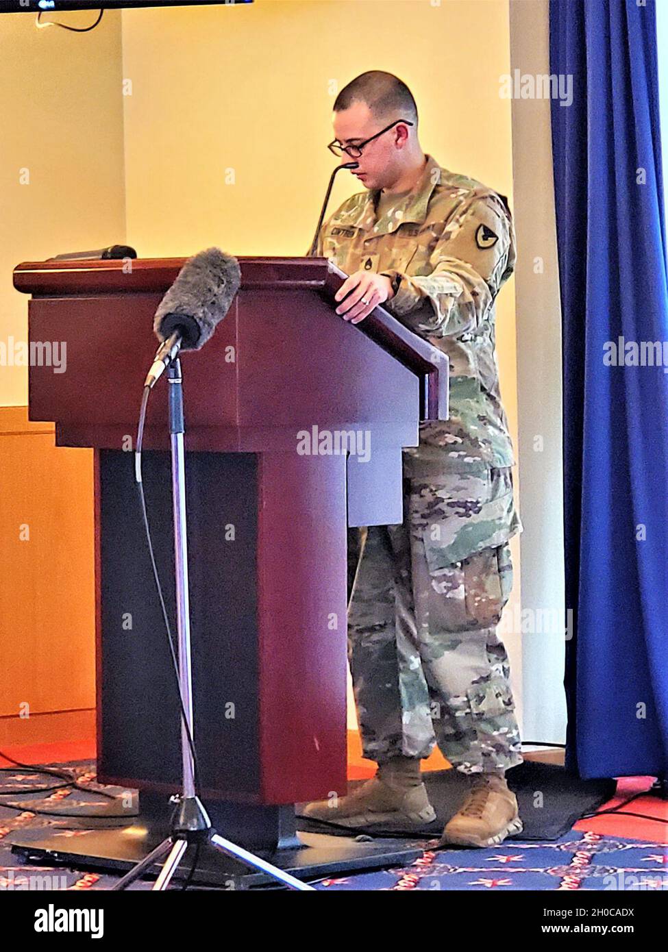 Personale Sgt. Anthony Cintron con la U.S. Army Garrison Fort McCoy, la sede centrale e la sede centrale, dà le osservazioni di apertura per la Fort McCoy Martin Luther King (MLK) Jr. Day Oosservation del 2021 il 21 gennaio 2021, al McCoy's Community Center di Fort McCoy, Wis. Clayborn Benson — un fotografo, storico e veterano militare ؙ— servito come altoparlante ospite. Benson ha tenuto una carriera professionale con WTMJ-TV a Milwaukee per più di 40 anni. Benson è anche direttore esecutivo della Wisconsin Black Historical Society. La festa in onore del compleanno di Re, ho festeggiato il terzo lunedì di gennaio Foto Stock