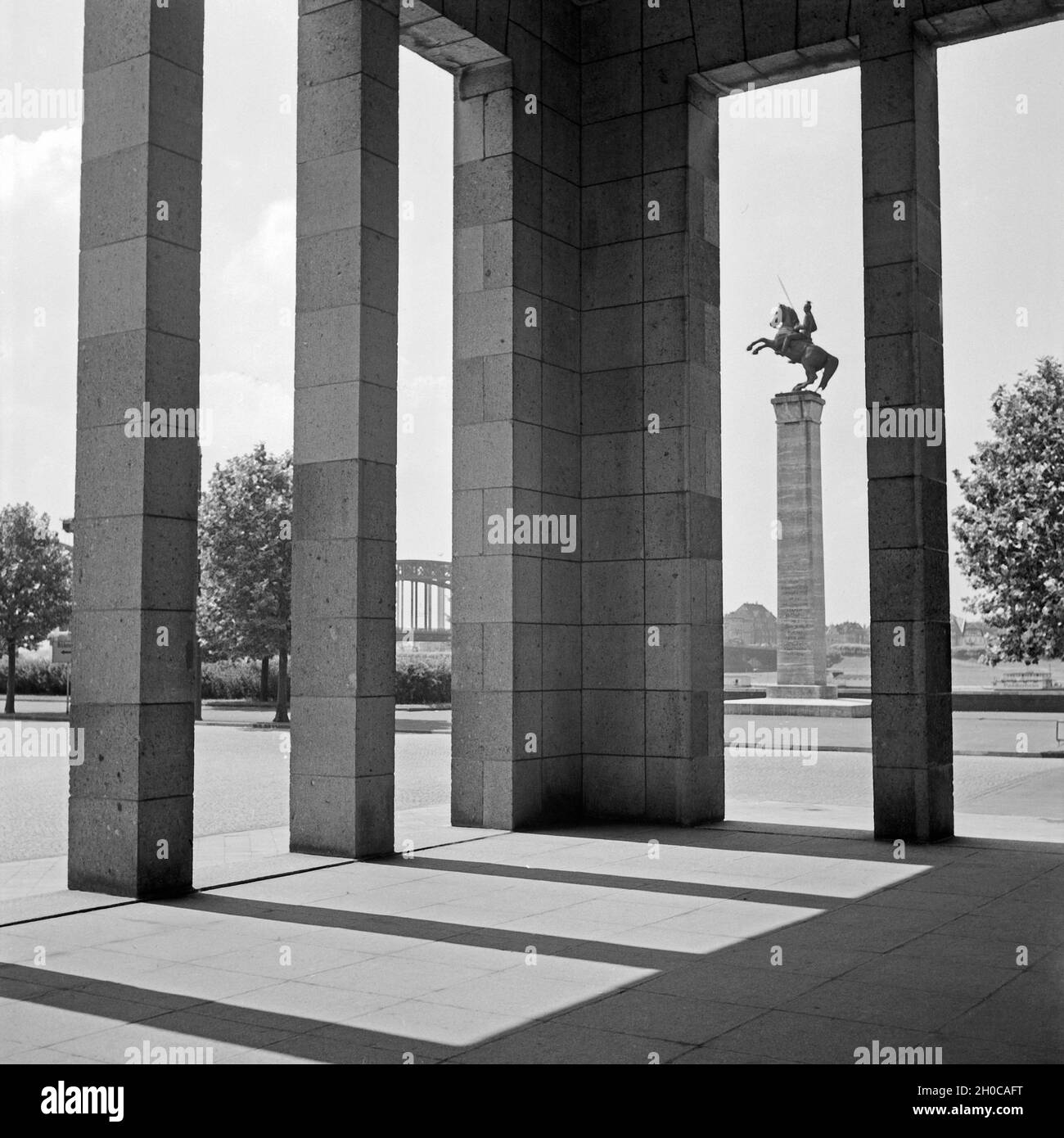 Das Ulanendenkmal im Ehrenhof am Rhein di Düsseldorf, Deutschland 1930er Jahre. Monumento Uhlan presso la corte d'onore nei pressi del fiume Reno a Duesseldorf, Germania 1930s. Foto Stock