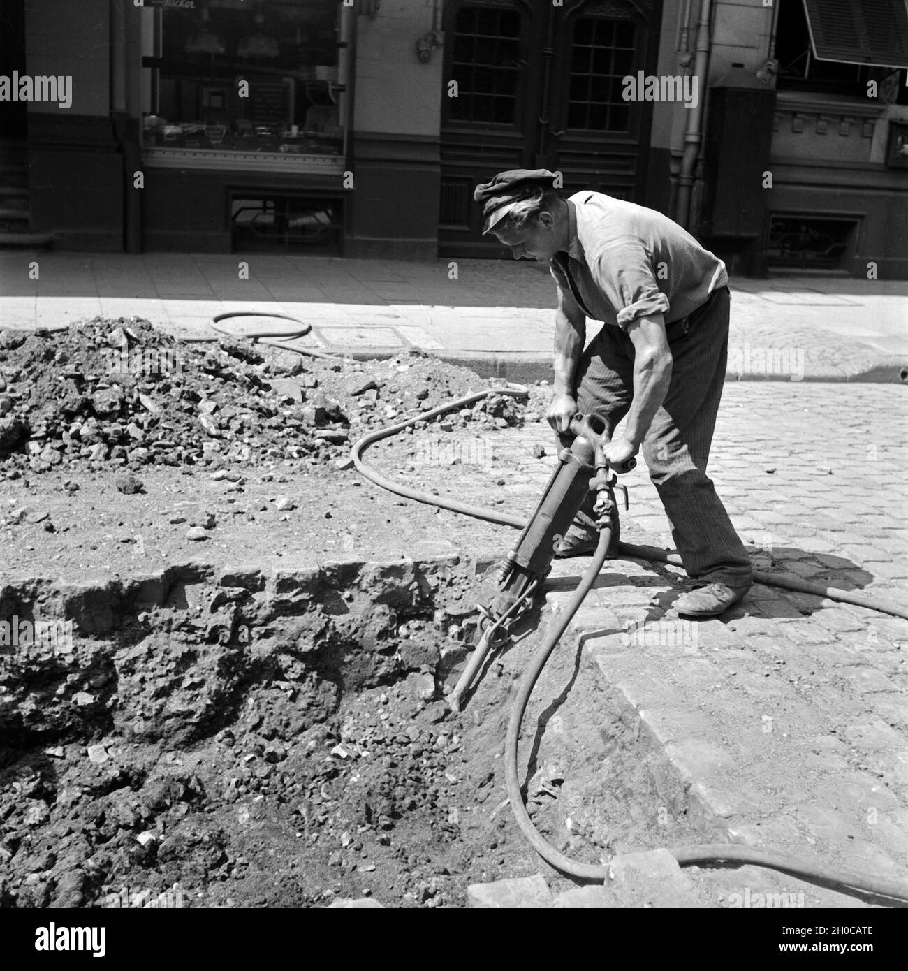 Bauarbeiter arbeitet in einer Straße a Wuppertal, Deutschland 1930er Jahre. Operaio edile che lavora in una zona di costruzione a Wuppertal, 1930s. Foto Stock