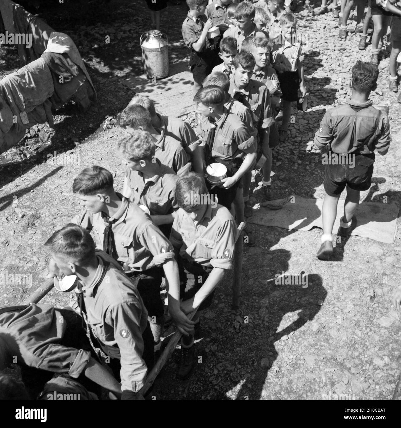 Hitlerjunge bei der Essensausgabe in der Nähe von Spitz in Niederösterreich, Österreich 1930er Jahre. Gioventù Hitleriana accodamento per il pranzo nel loro accampamento nei pressi di Spitz, Austria Inferiore, Austria 1930s. Foto Stock