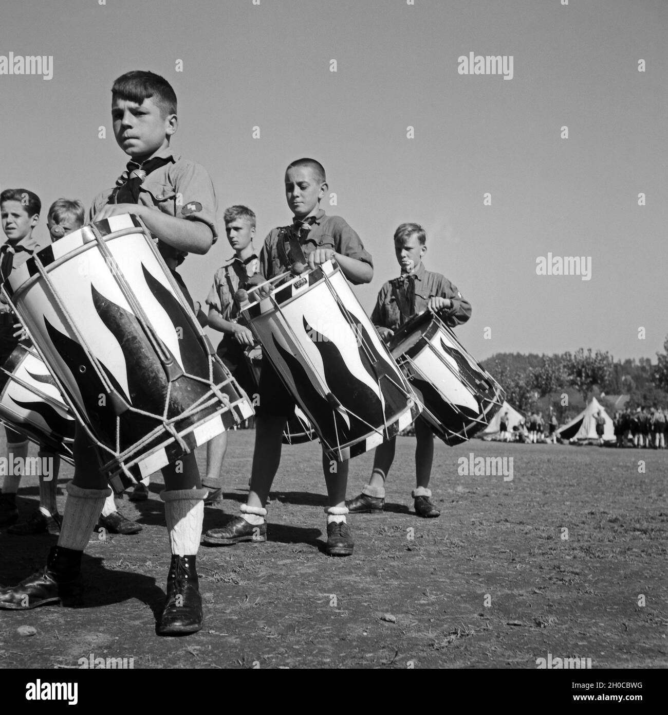 Jungen des Tromnmlercorps des Jungvolk Musikzuges geben den Takt Hitlerjugend im Lager, Österreich 1930er Jahre. Il batterista dei boys Jungvolk battendo i tamburi raduno a Hitler youth camp, Austria 1930s. Foto Stock