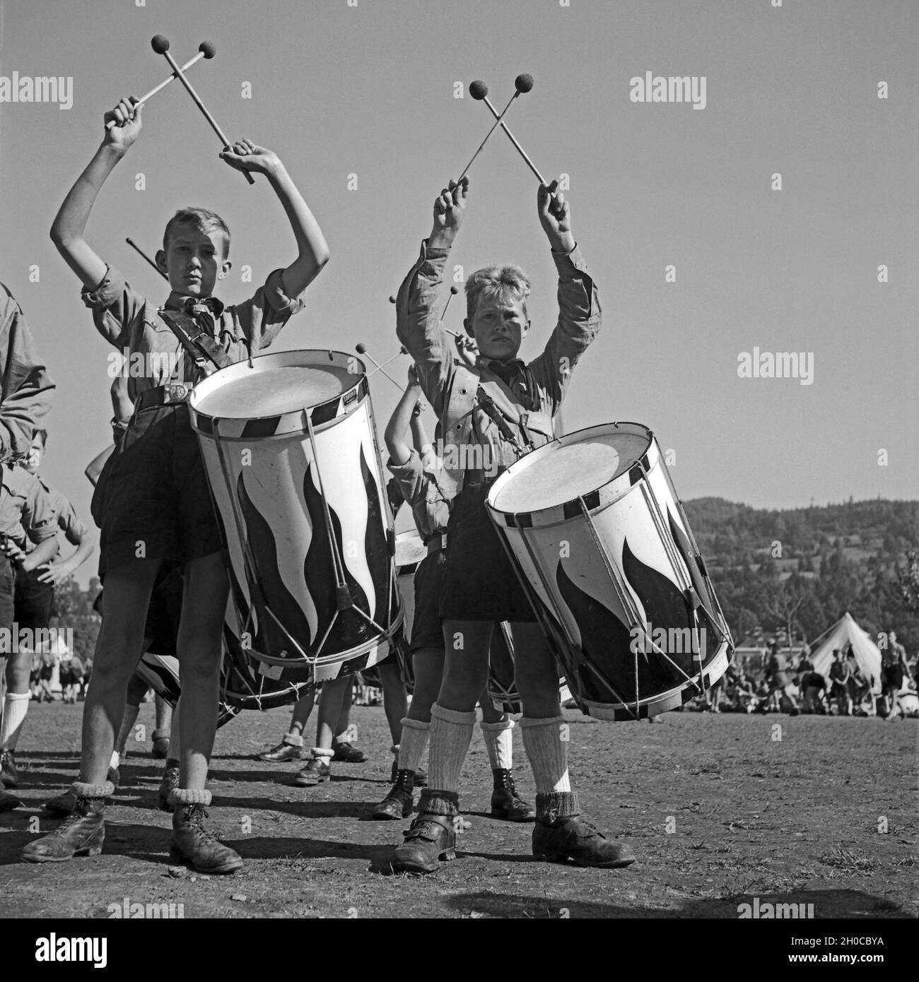 Jungen des Tromnmlercorps des Jungvolk Musikzuges geben den Takt Hitlerjugend im Lager, Österreich 1930er Jahre. Il batterista dei boys Jungvolk battendo i tamburi raduno a Hitler youth camp, Austria 1930s. Foto Stock