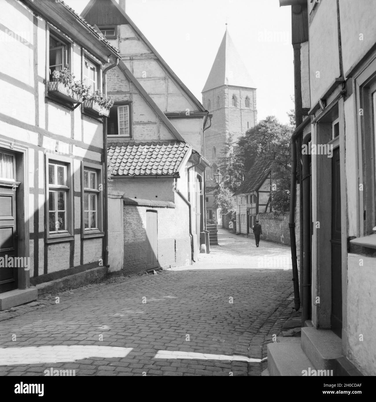 Blick durch die Gassen von Soest auf den San Patrokli Dom, Deutschland 1930er Jahre. Vista delle corsie di Soest al San Patrokli cattedrale, Germania 1930s. Foto Stock