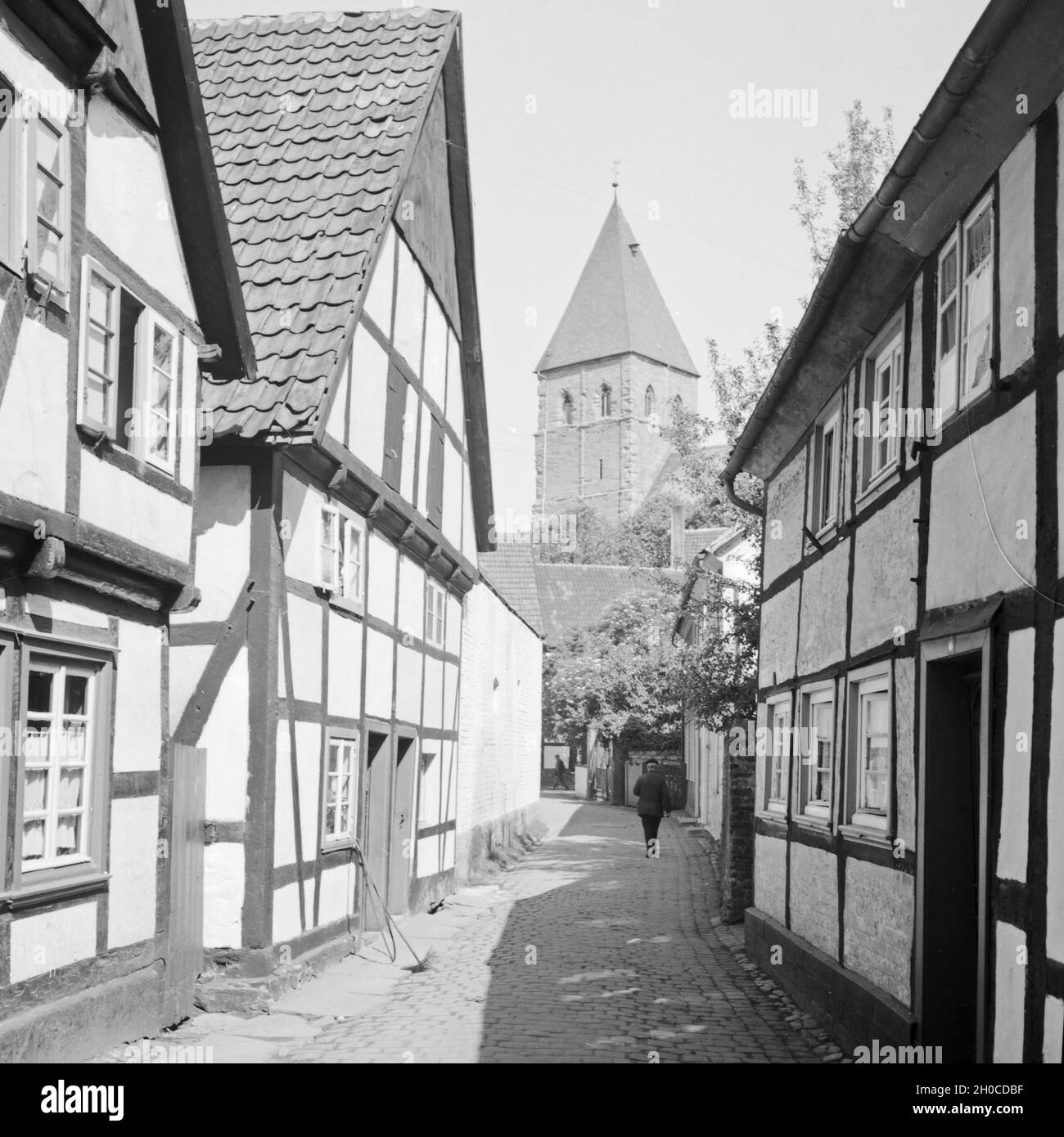 Blick durch die Gassen von Soest auf den San Patrokli Dom, Deutschland 1930er Jahre. Vista delle corsie di Soest al San Patrokli cattedrale, Germania 1930s. Foto Stock