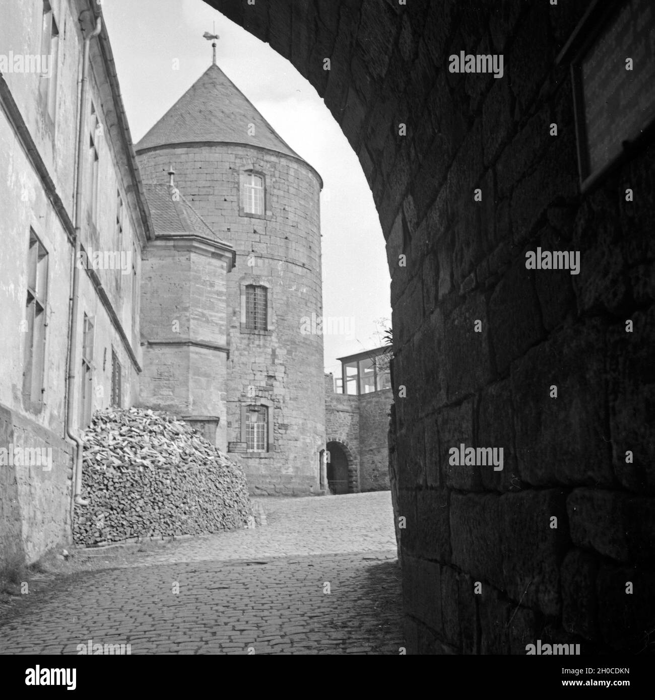 Turm in der Burg Waldeck am Edersee in Hessen, Deutschland 1930er Jahre. Torre e watchout a Waldeck castello in Hesse, Germania 1930s. Foto Stock