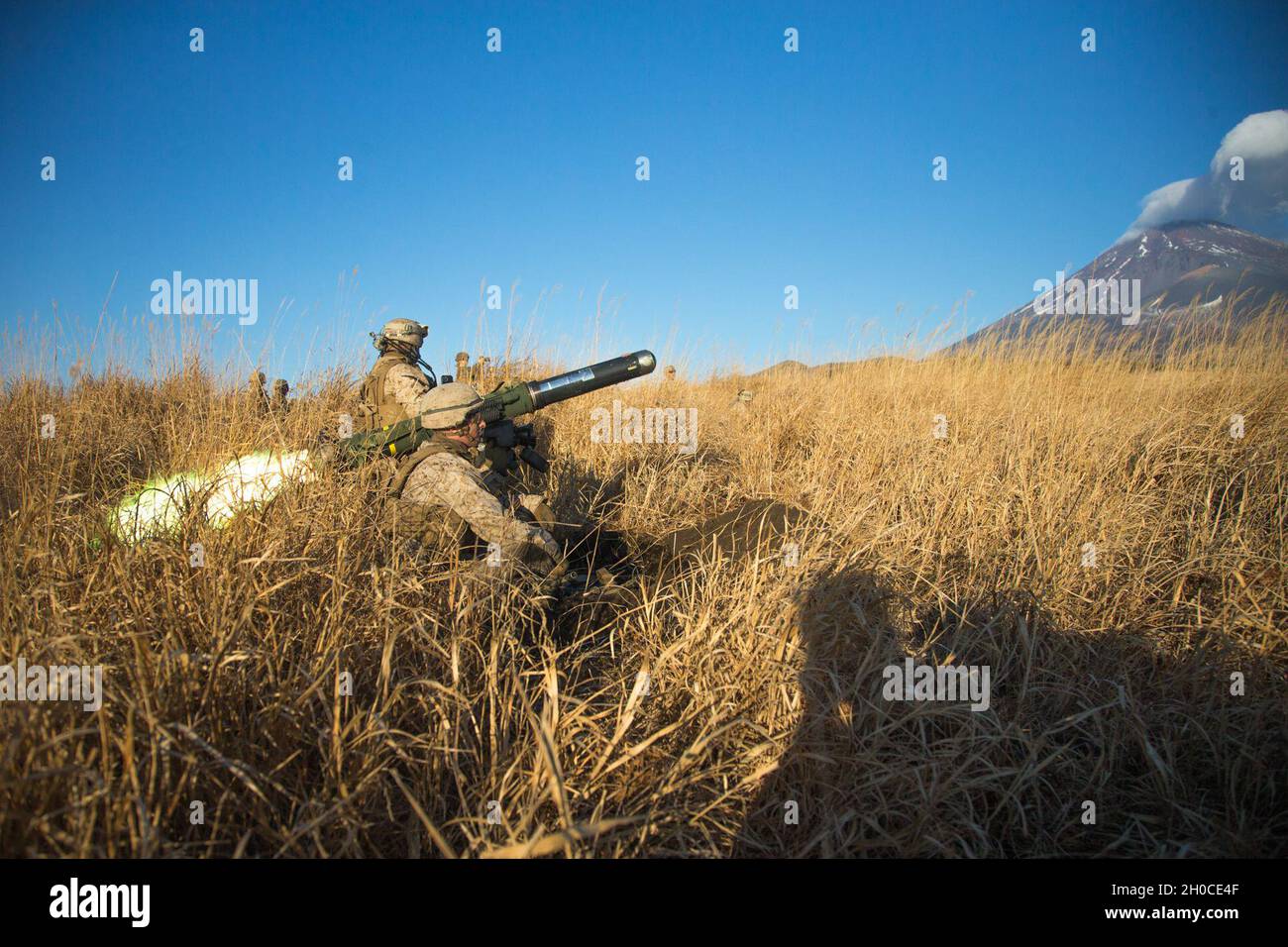 US Marine Corps Lance CPL. Anthony Depalma, un missiluomo anti-serbatoio con battaglione 3d, ottavo reggimento marino, spara un missile anti-serbatoio portatile Javelin al Combined Arms Training Center, Camp Fuji, Giappone il 22 gennaio 2021. I Marines hanno onorato le loro abilità tattiche durante lo Strike di Littoral di Joint Exercise, l'evento culminante per Fuji Viper 21.2. L'esercizio ha rafforzato l'interoperabilità e ha contestato le formazioni di fanteria, dimostrando che i marines possono facilitare la manovra multidominio delle forze congiunte a sostegno delle operazioni navali. 3/8 è schierato in avanti nell'Indo-Pacific sotto il 4 ° regime marino Foto Stock