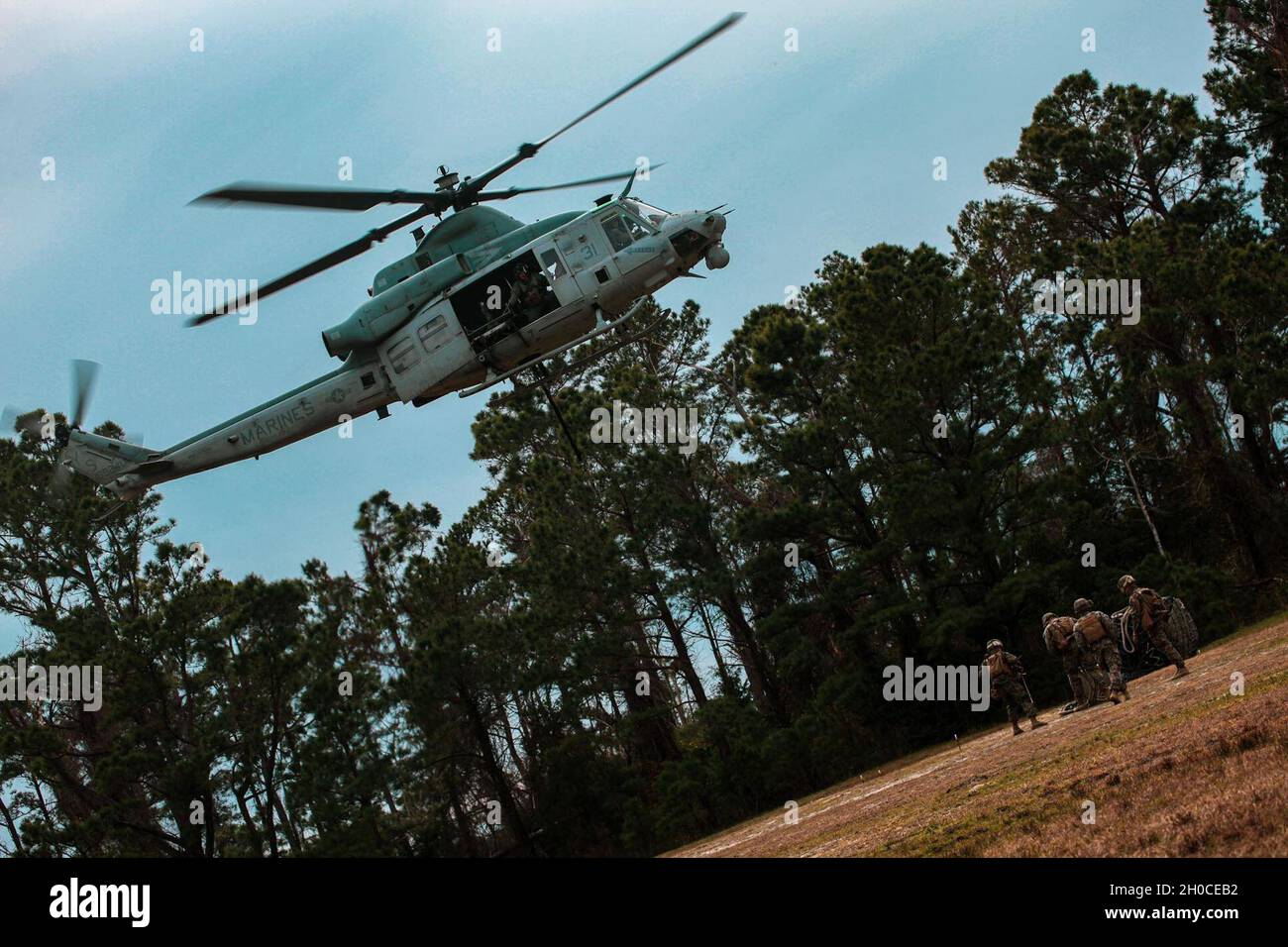 I Marines degli Stati Uniti con la 24a unità Marine Expeditionary si preparano ad agganciare il carico ad un Venom UH-1Y per le operazioni del team di supporto dell'elicottero (HST) a Landing zone Kite, Camp Lejeune, N.C., 22 gennaio 2021. L'HST è stato condotto per addestrare gli specialisti e i piloti del supporto all'atterraggio per trasferire attrezzature pesanti e forniture. Foto Stock