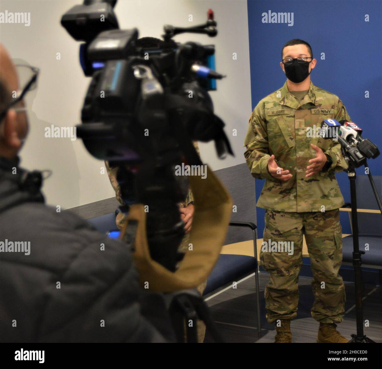 Alejandro Villafuerte di Chicago spiega ai media come la Guardia Nazionale dell'Illinois sta aiutando a vaccinare la gente al Centro sanitario North Riverside della contea di Cook. Villafuerte, soldato con la 33a squadra di combattimento di Brigata di fanteria, guida un team di vaccinazione della Guardia Nazionale che sostiene due centri sanitari nella contea di Cook. È cresciuto e vive a meno di due chilometri dal sito di North Riverside e ha detto che uno dei motivi per cui si è Unito alla Guardia Nazionale era quello di aiutare la sua comunità. Il governatore dell'Illinois JB Pritzker ha attivato la Guardia Nazionale dell'Illinois per assistere le ore locali Foto Stock