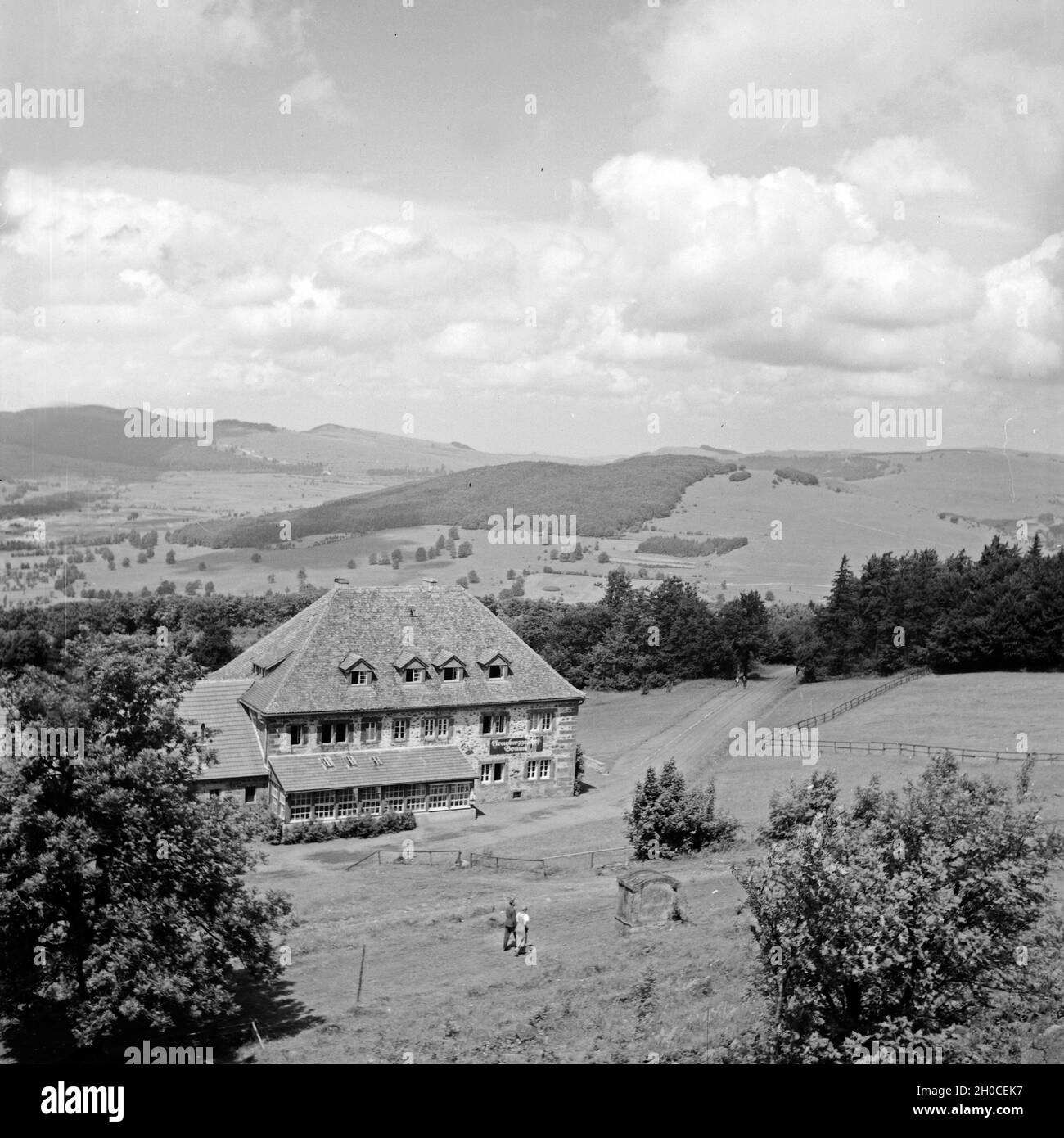 Der Kreuzberggasthof Braun am Kreuzberg in der Rhön, Deutschland 1930er Jahre. Il ristorante del quartiere Kreuzberg presso l area di Rhön, Germania 1930s. Foto Stock