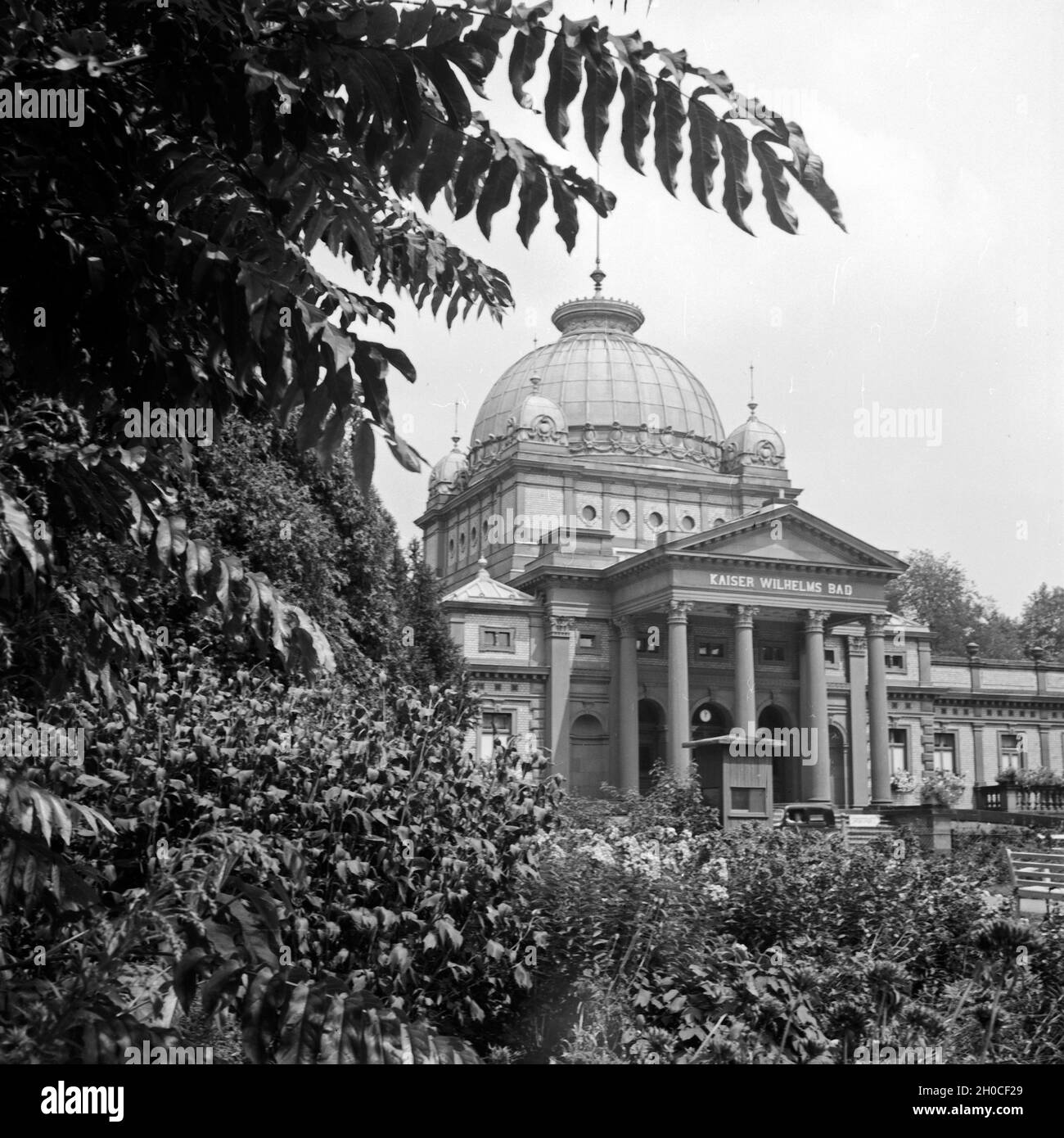 Blick auf das Kaiser Wilhelms Bad a Bad Homburg, Deutschland 1930er Jahre. Vista la Kaiser-Wilhelms-Bad a Bad Homburg, Germania 1930s. Foto Stock