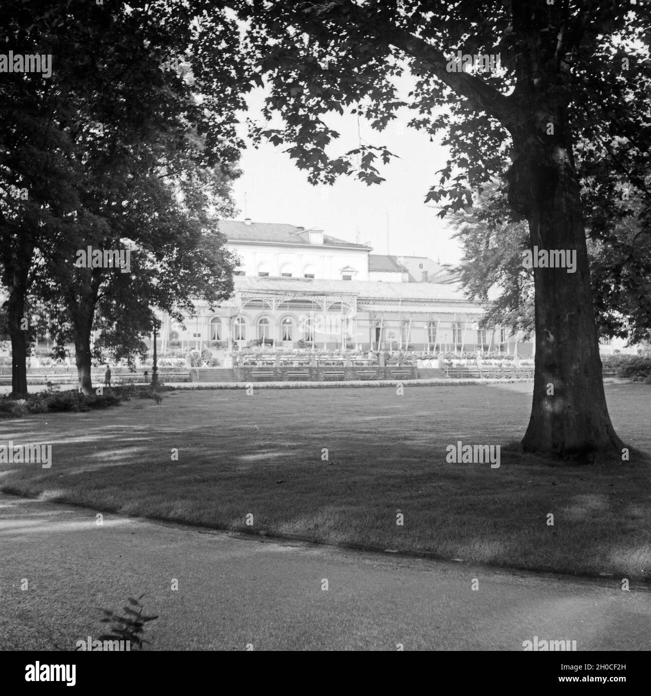 Blick auf das Kurhaus di Bad Homburg, Deutschland 1930er Jahre. Vista la Bad Homburg spa resort, Germania 1930s. Foto Stock
