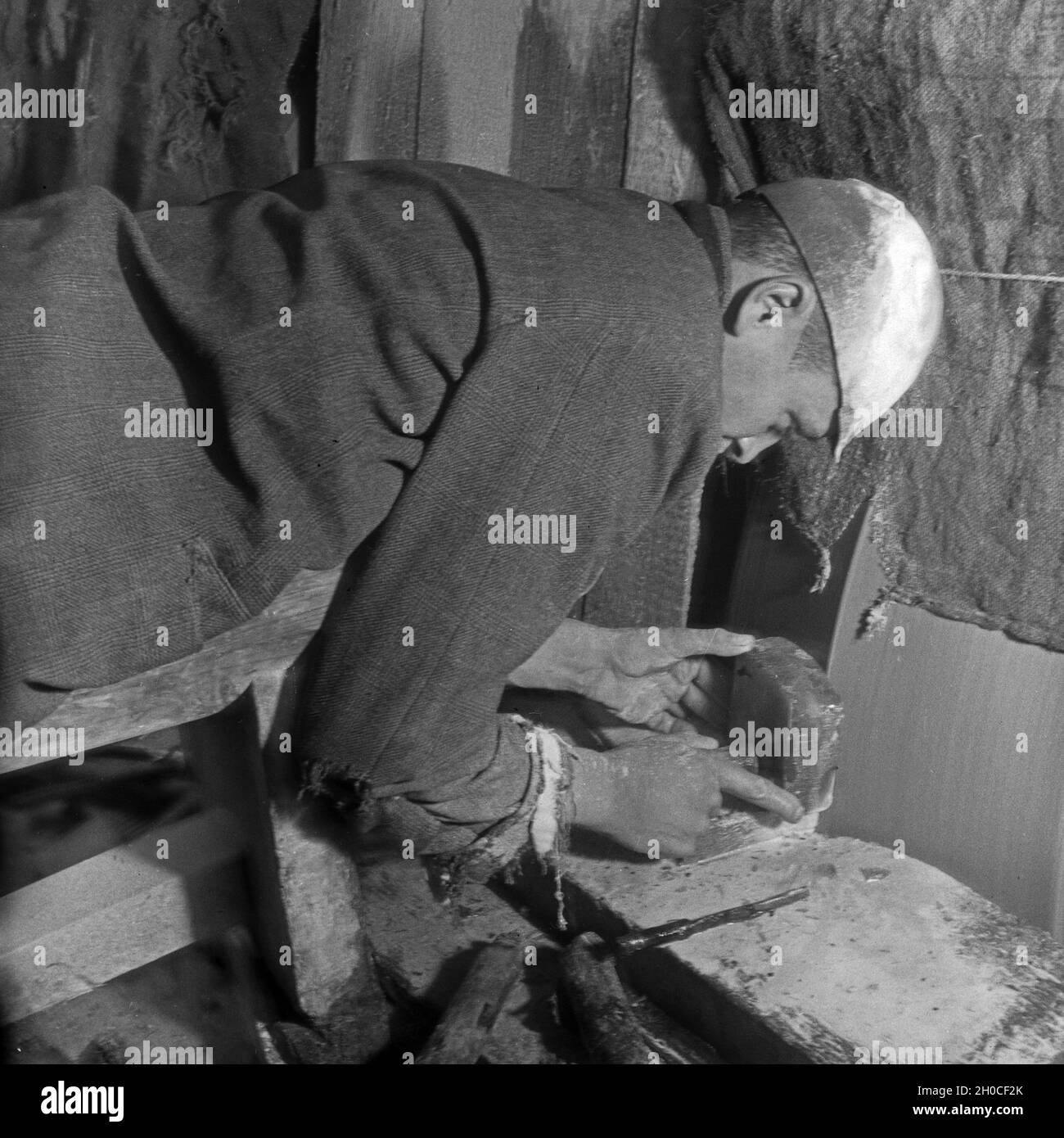 In einer Achatmühle in der Edelsteinstadt Idar Oberstein, Deutschland 1930 Jahre. Presso un mulino di agate nella città di Idar Oberstein, città delle gemme, Germania anni trenta. Foto Stock