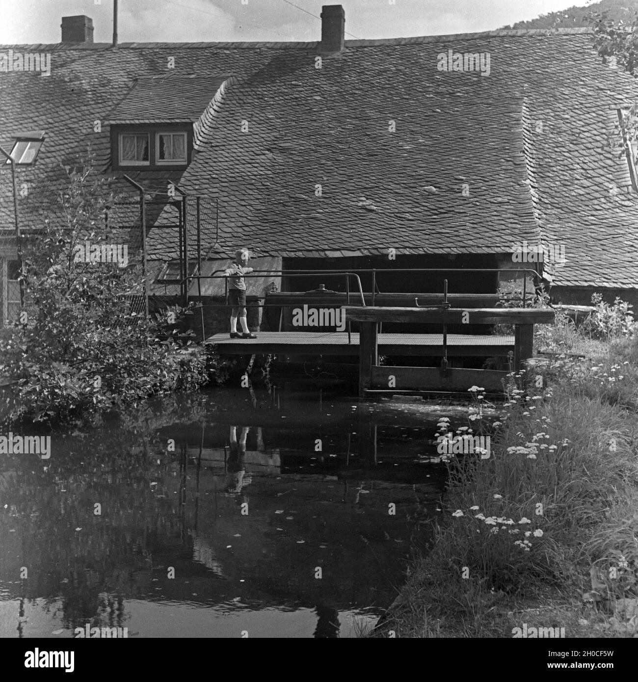 In einer Achatmühle in der Edelsteinstadt Idar Oberstein, Deutschland 1930 Jahre. Presso un mulino di agate nella città di Idar Oberstein, città delle gemme, Germania anni trenta. Foto Stock