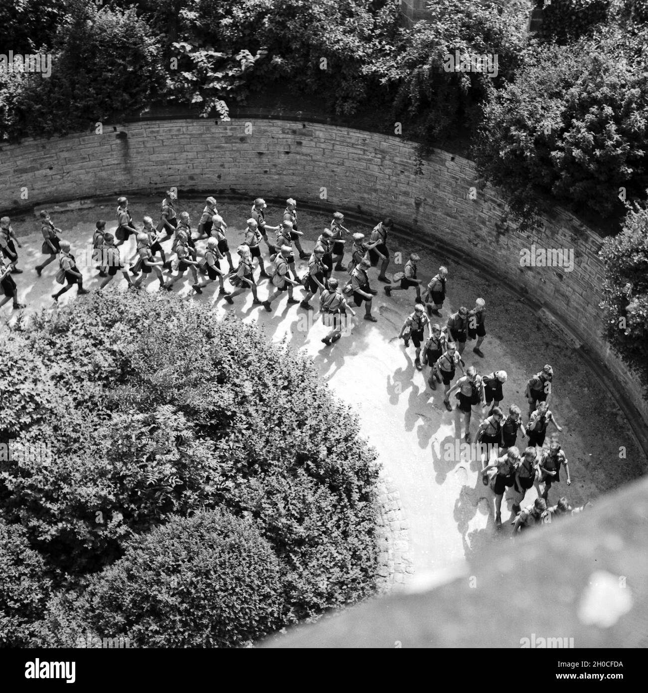 Hitlerjugend auf der Burg Hohenzollern, Stammsitz des ehem. Regierenden Kaiserhauses, zwischen Hechingen und Bisingen, Deutschland 1930 Jahre. Hitler giovane al castello di Hohenzollern, sede ancestrale dell'ultima famiglia imperiale tedesca, Germania 1930. Foto Stock