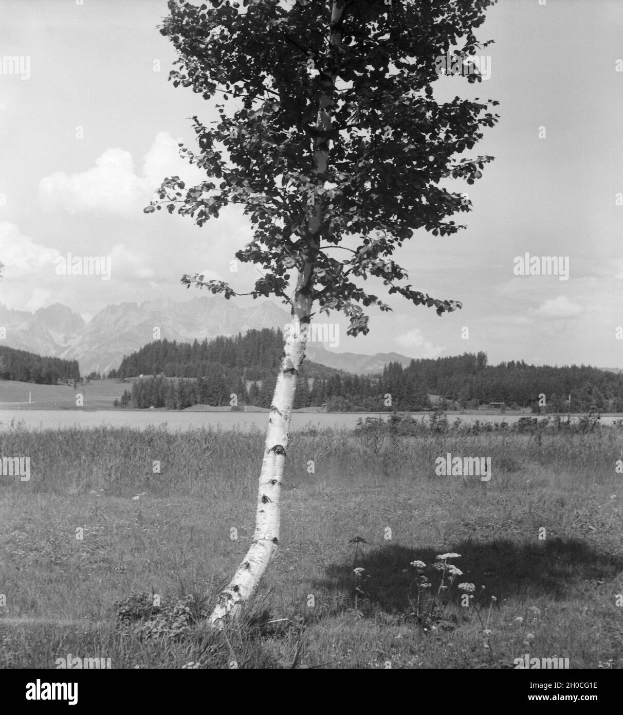 Ein Ausflug zum Schwarzsee bei Kitzbühel in Tirolo, Deutsches Reich 1930er Jahre. Una gita al lago Schwarzsee vicino a Kitzbühel in Tirolo, Germania 1930s. Foto Stock
